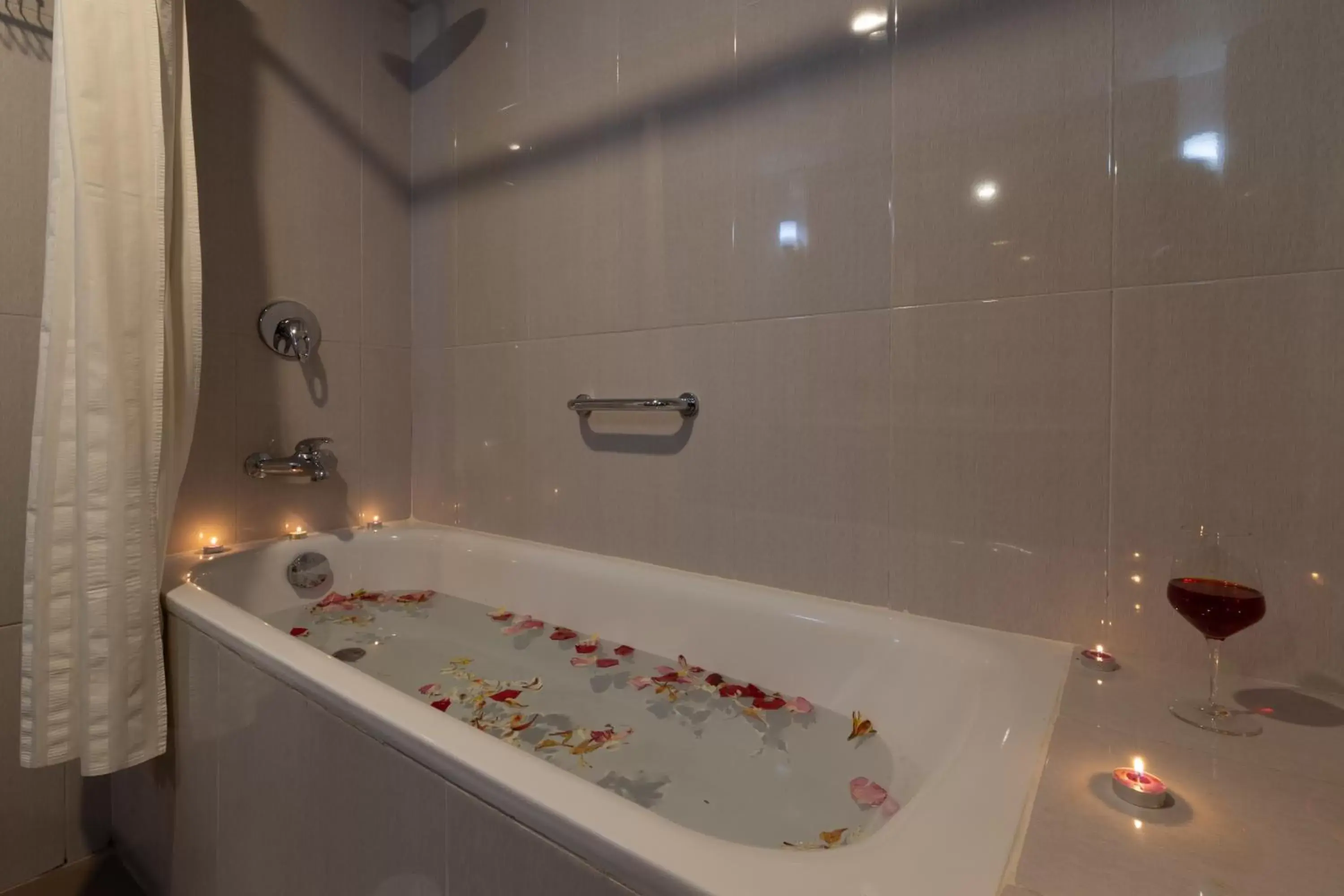 Bath, Bathroom in Araliya Green Hills Hotel