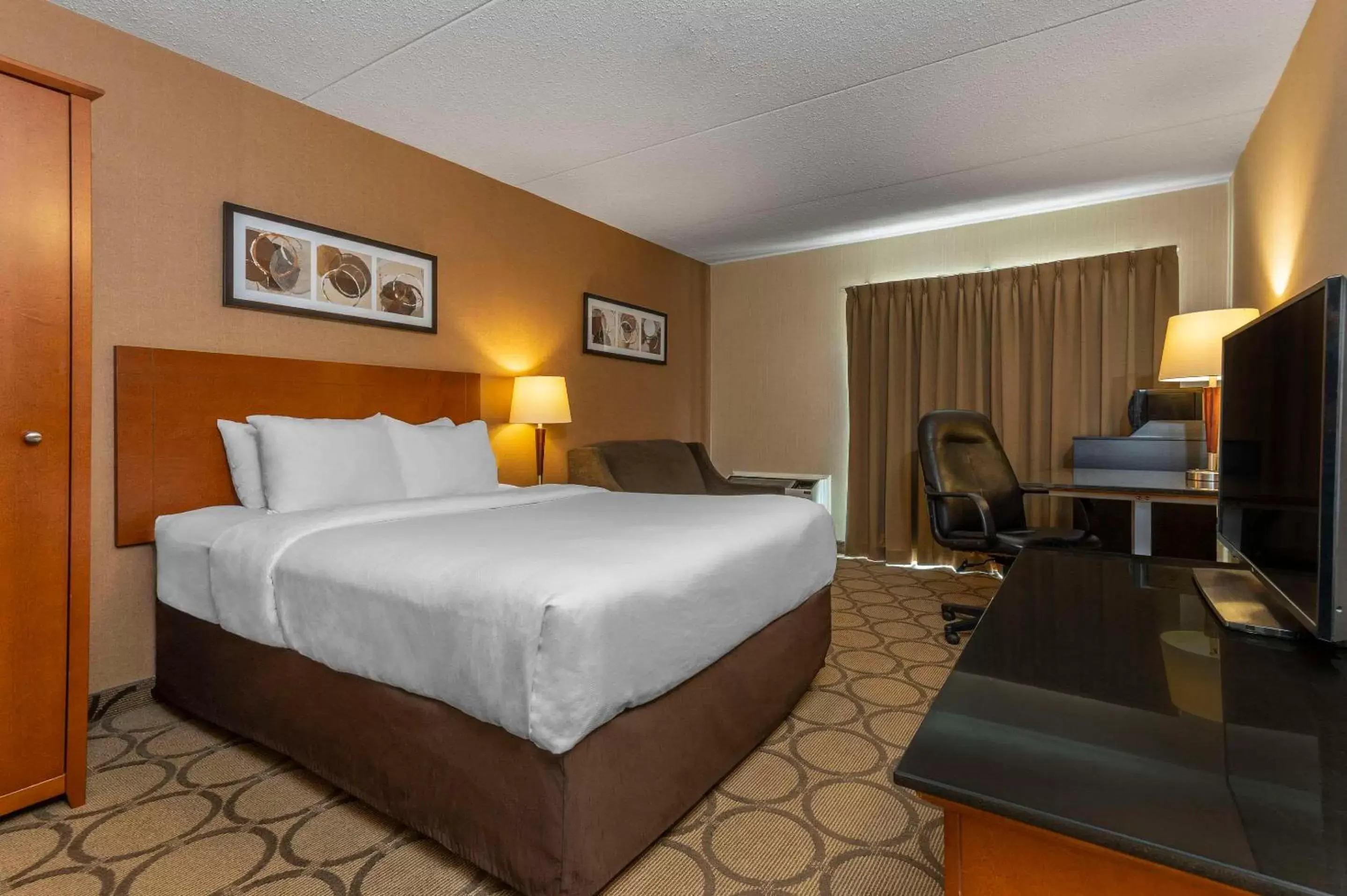 Bedroom, Bed in Comfort Inn Baie-Comeau