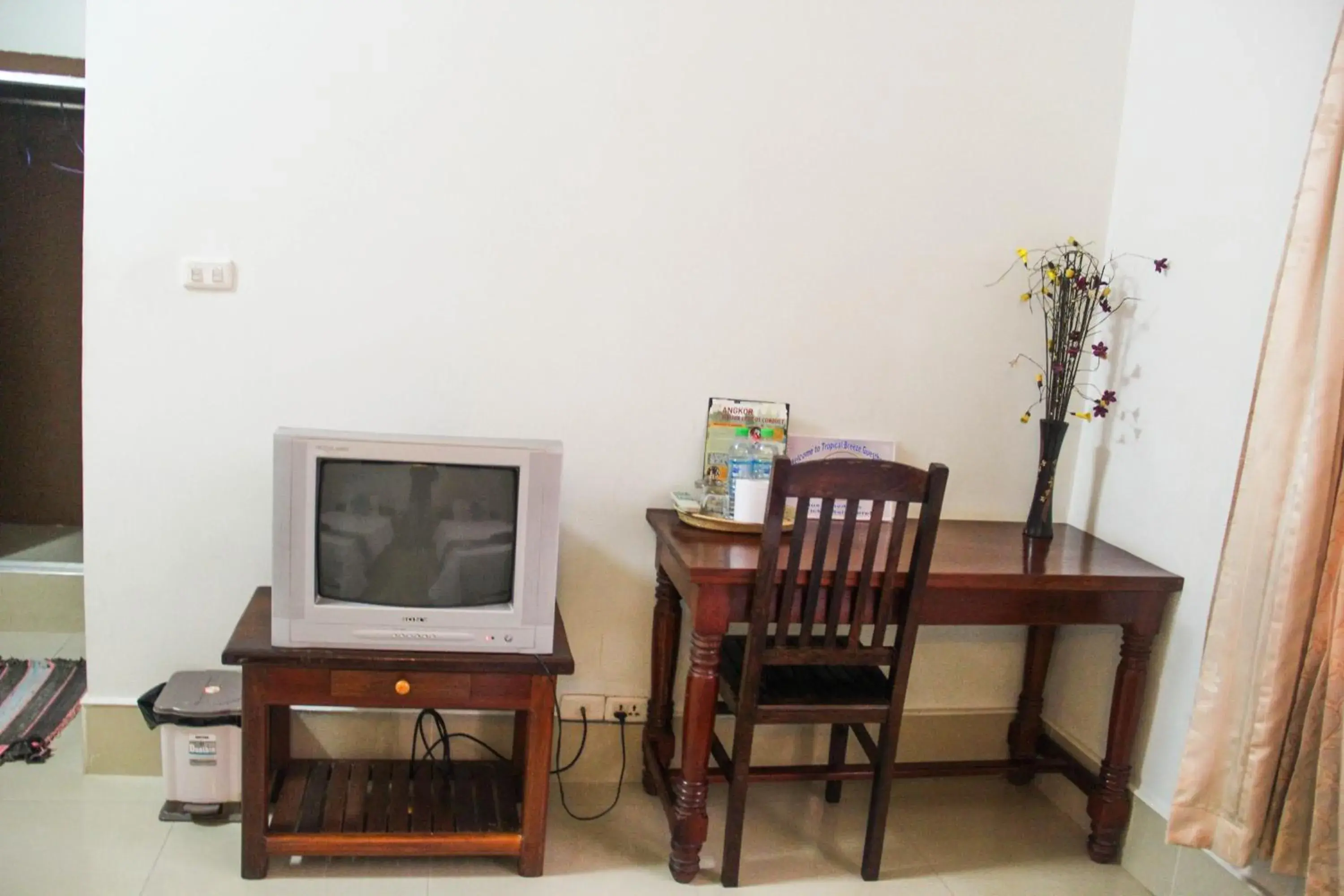 Double Room with Air Conditioning in Tropical Breeze Guesthouse