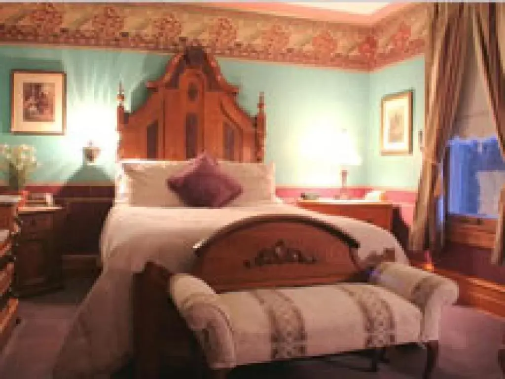 Standard Queen Room in Grand Victorian B&B Inn