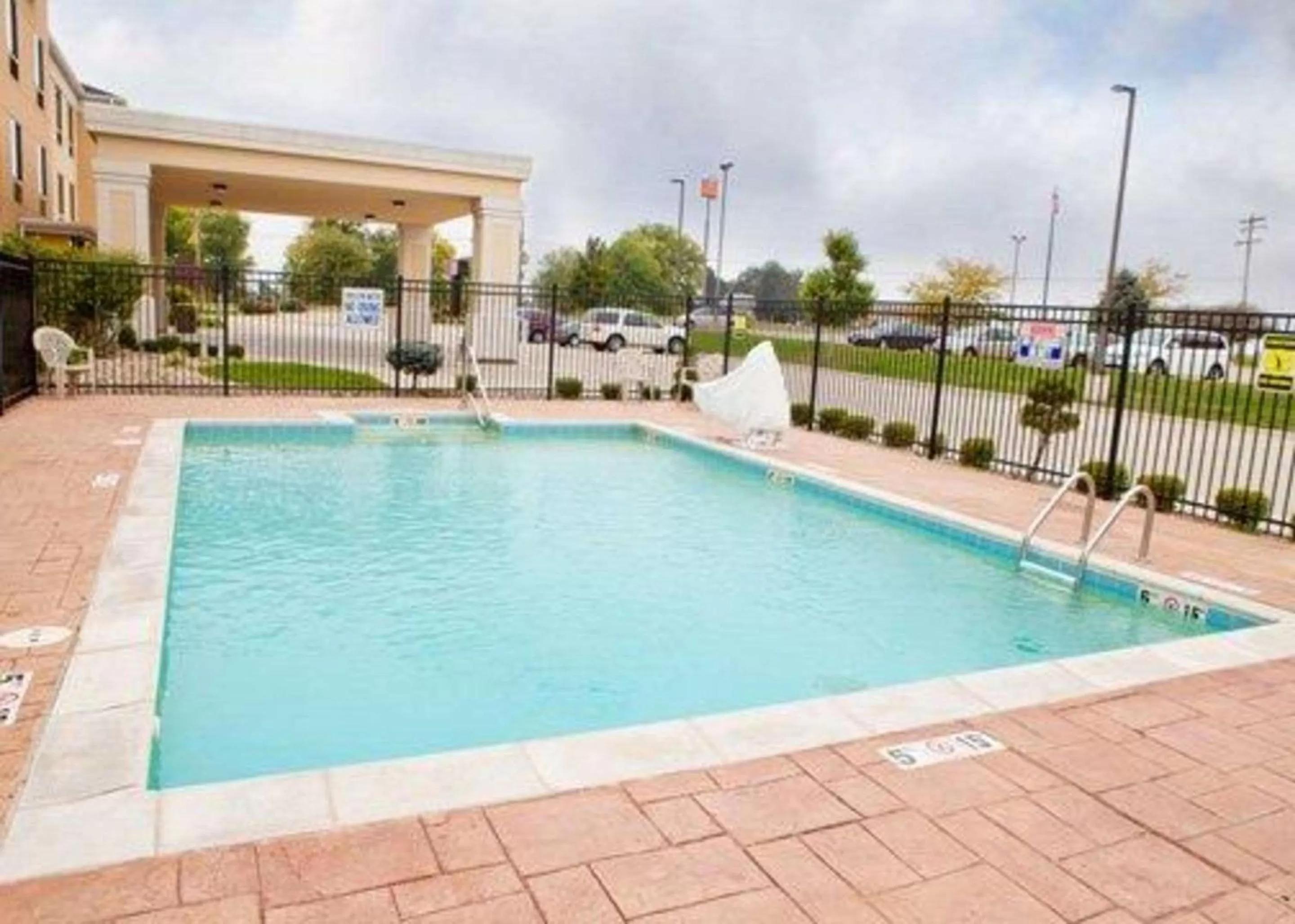 Swimming pool in Comfort Suites Bloomington I-55 and I-74