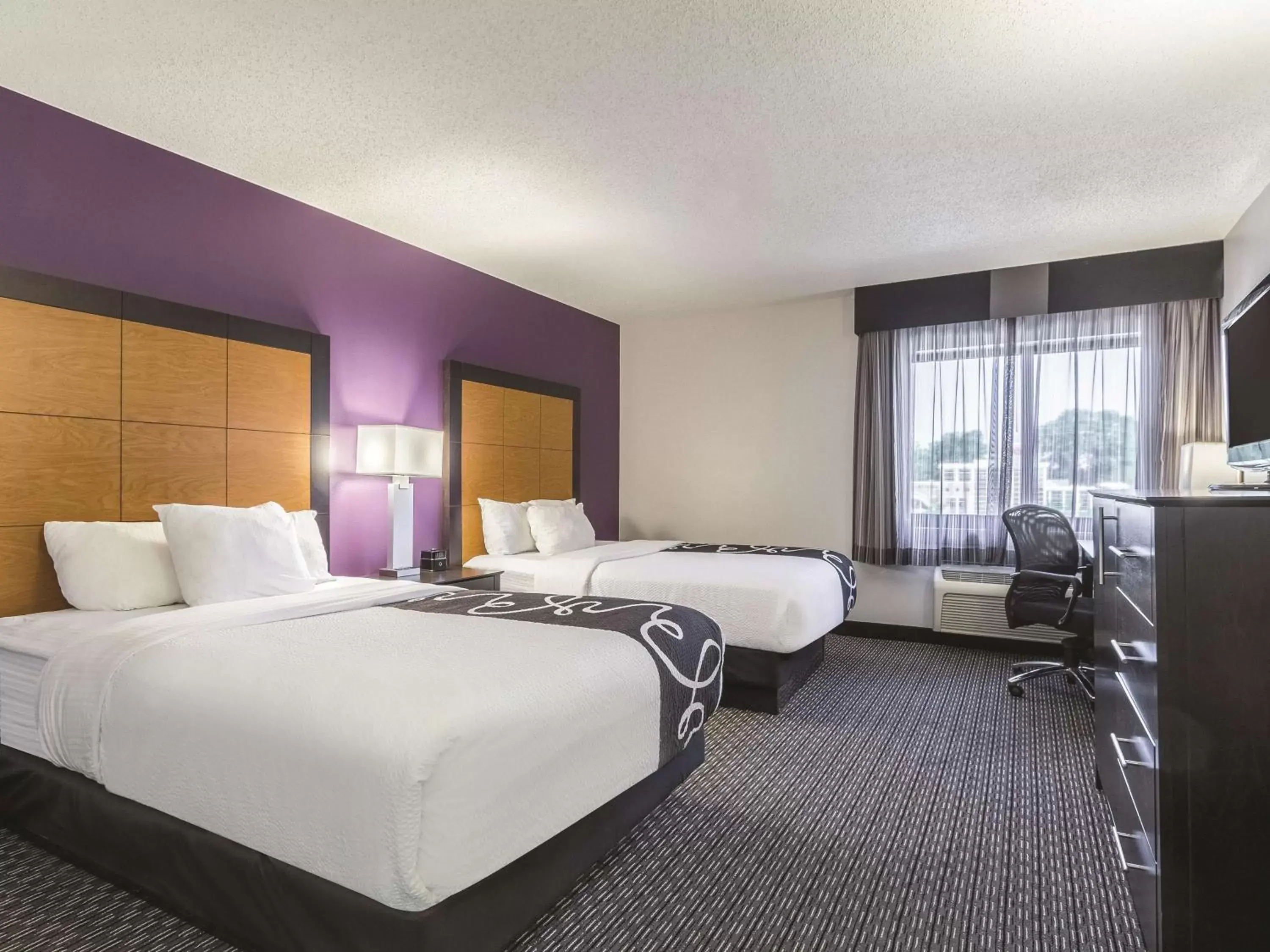 Photo of the whole room, Bed in La Quinta Inn by Wyndham San Marcos