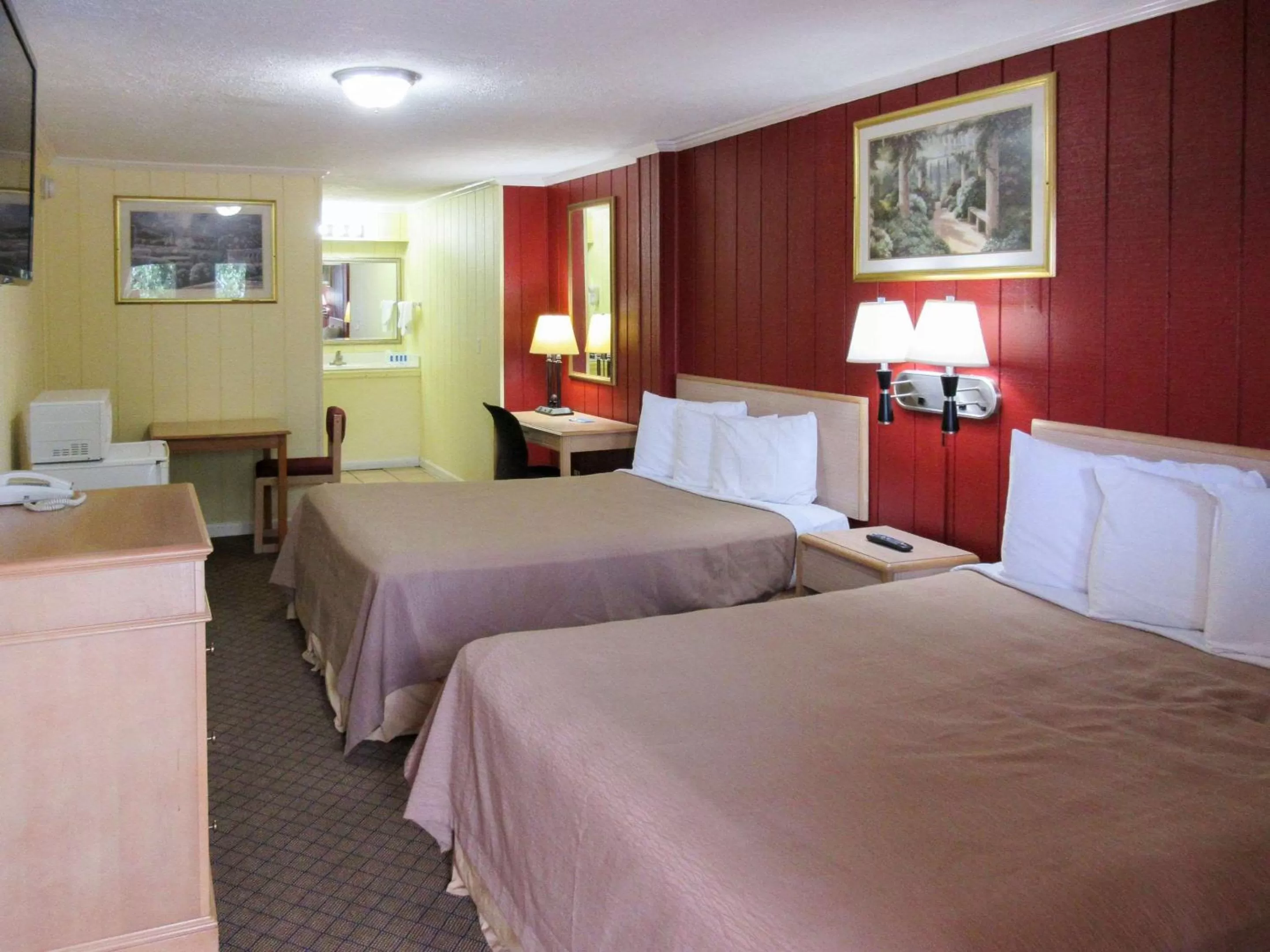 Photo of the whole room, Bed in Rodeway Inn Kansas City Downtown Area