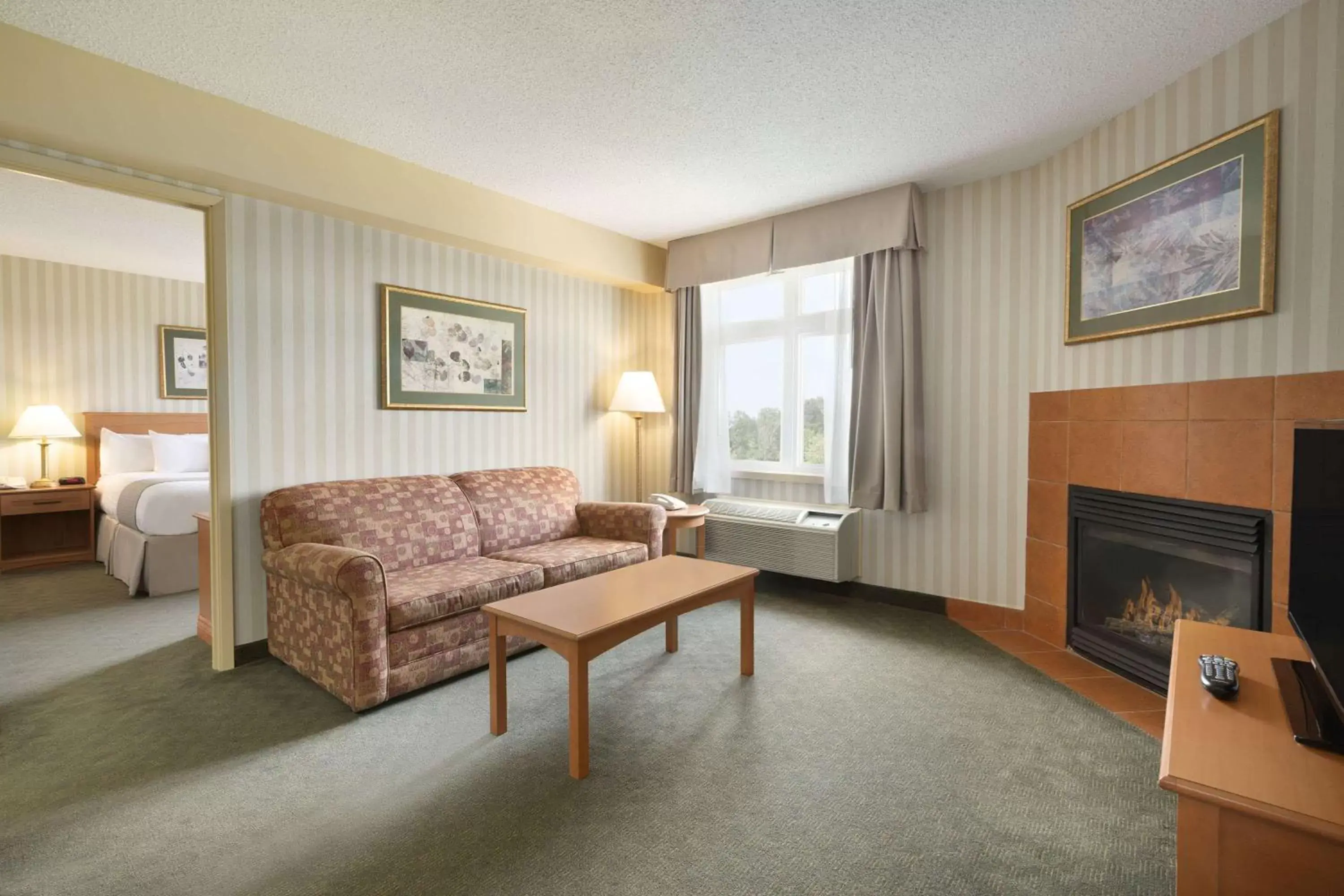 Photo of the whole room, Seating Area in Days Inn by Wyndham Orillia