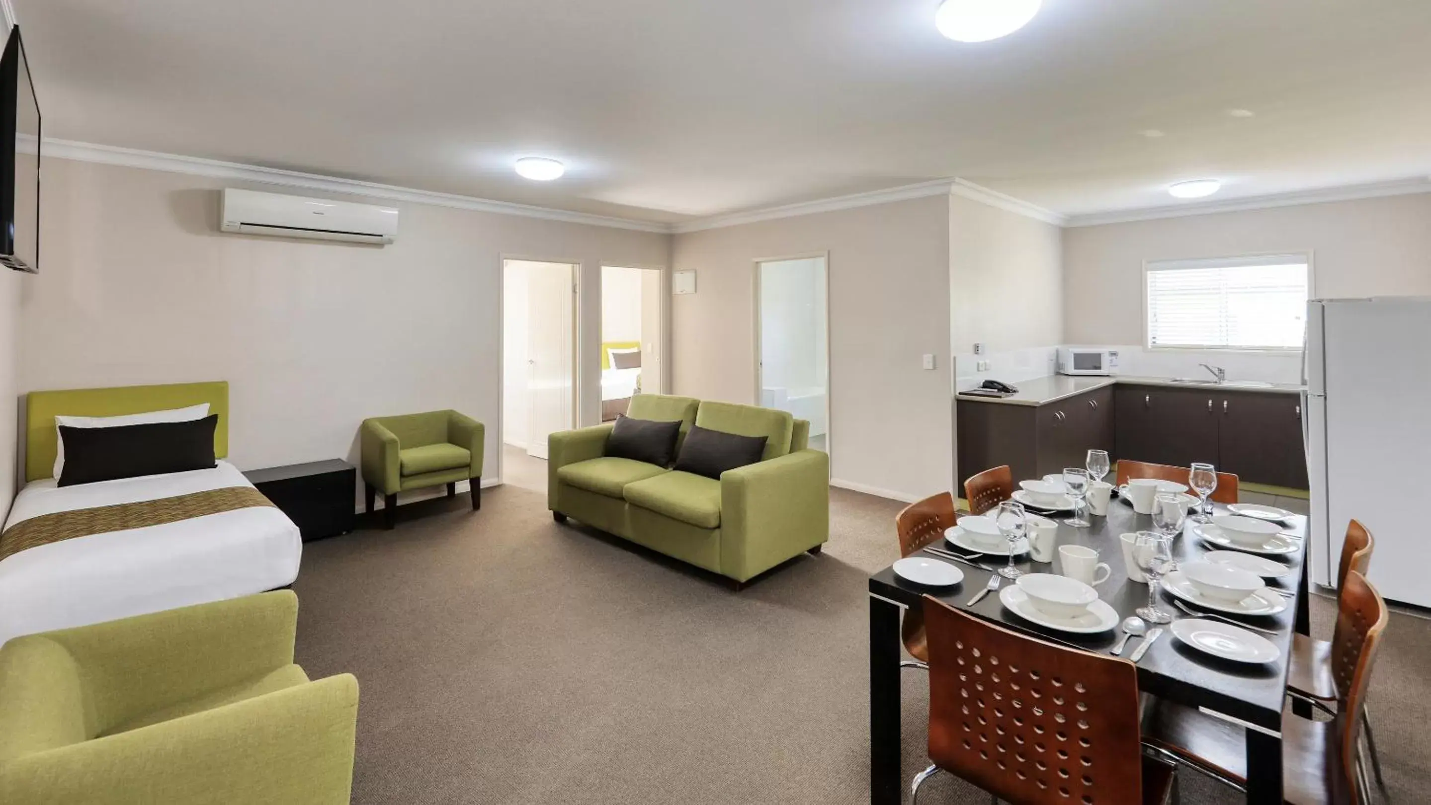 Living room, Dining Area in Drovers Motor Inn