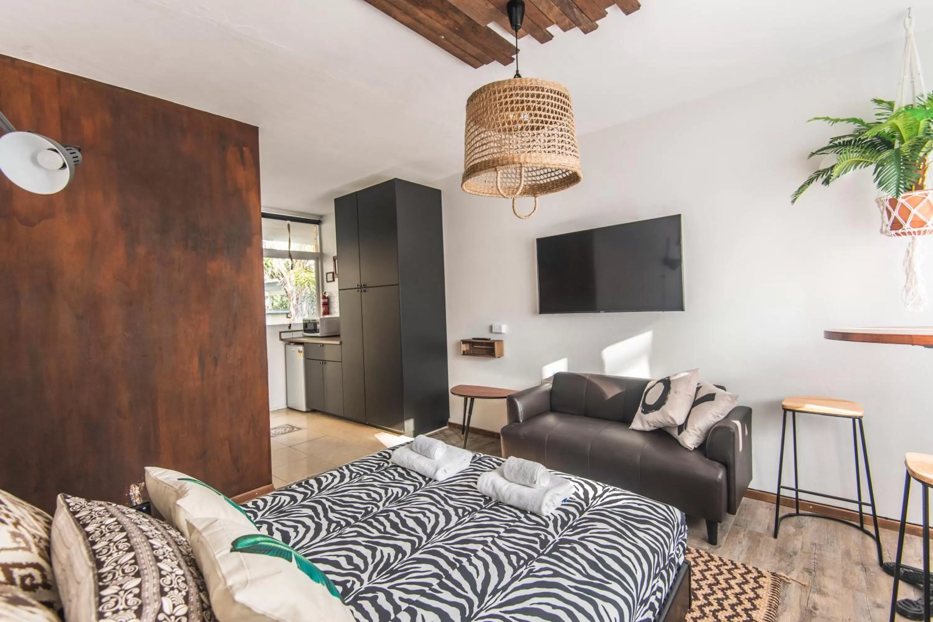 Bed in Manly Waves Studios & Apartments