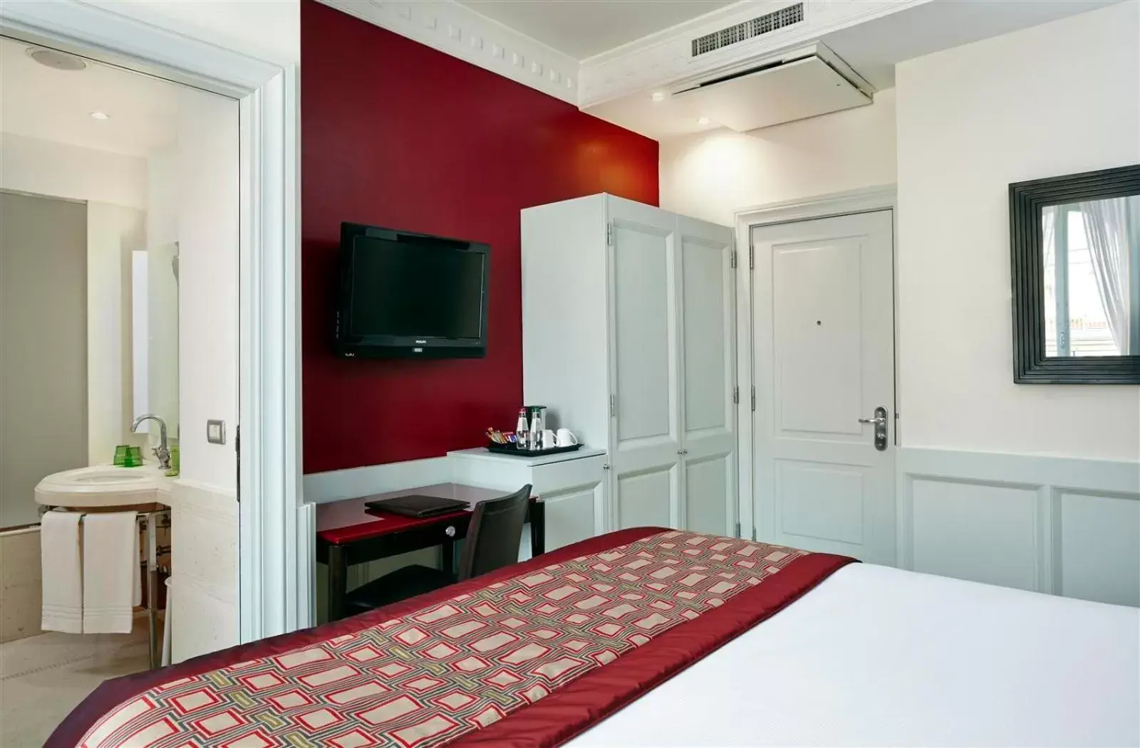 Bedroom, TV/Entertainment Center in Hotel Indigo Rome - St. George, an IHG Hotel