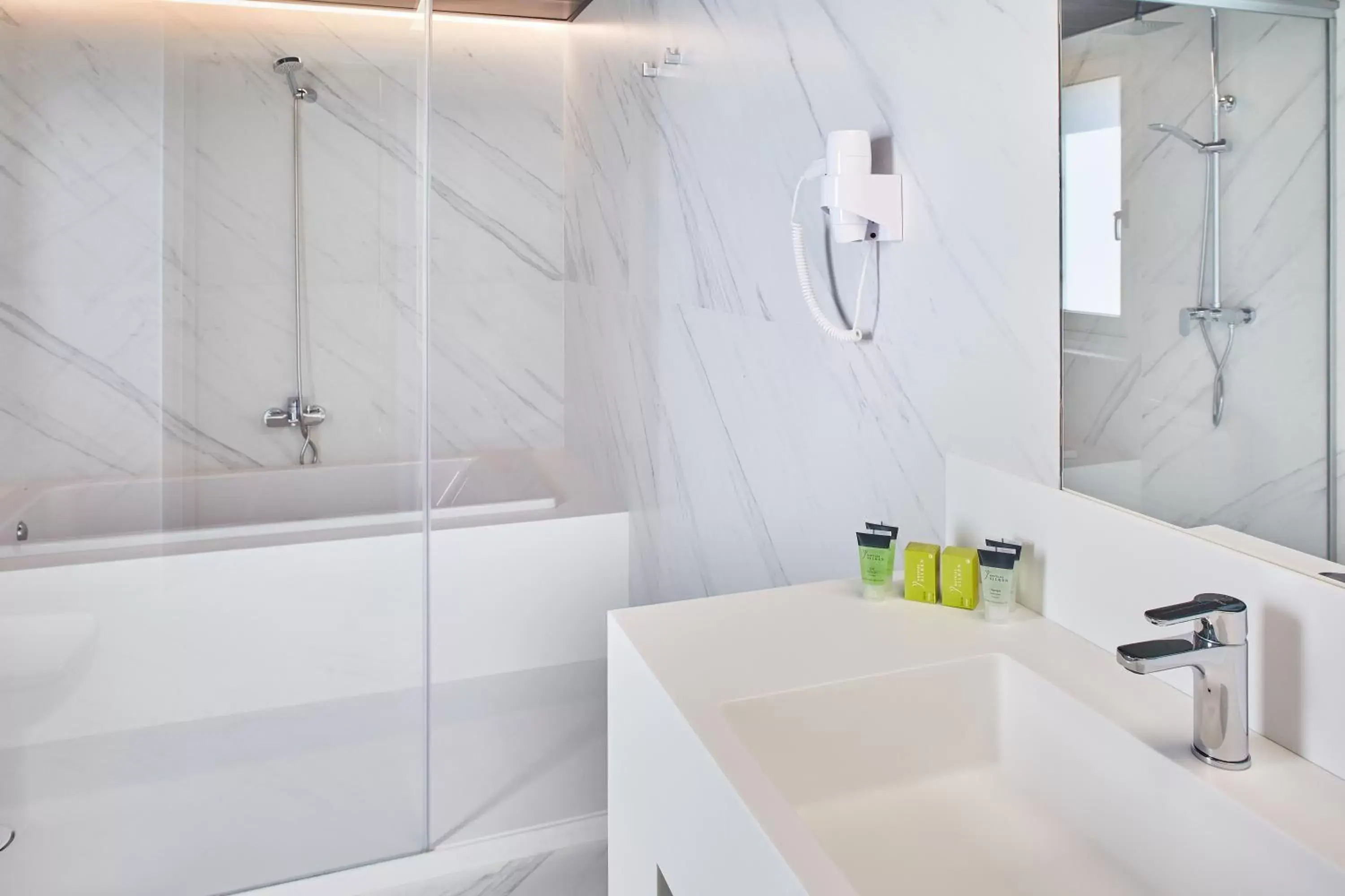 Shower, Bathroom in Silken Reino de Aragón
