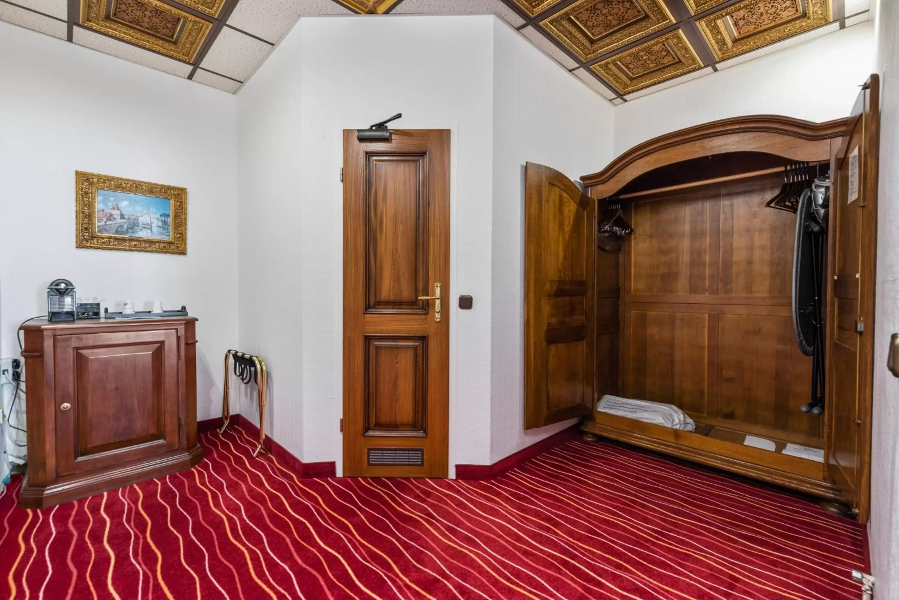 wardrobe in King's Hotel First Class