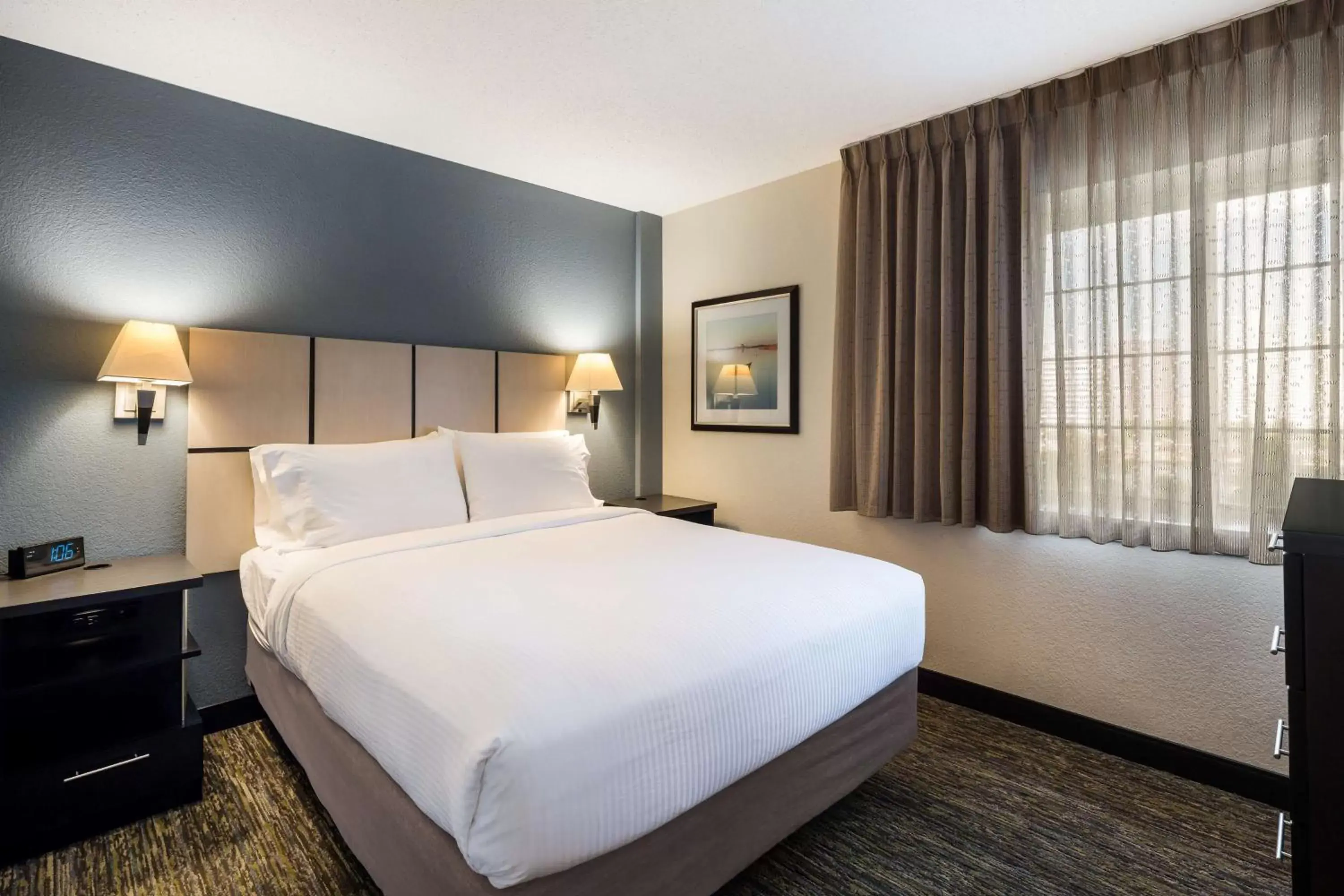 Photo of the whole room, Bed in Sonesta Simply Suites Chicago Waukegan
