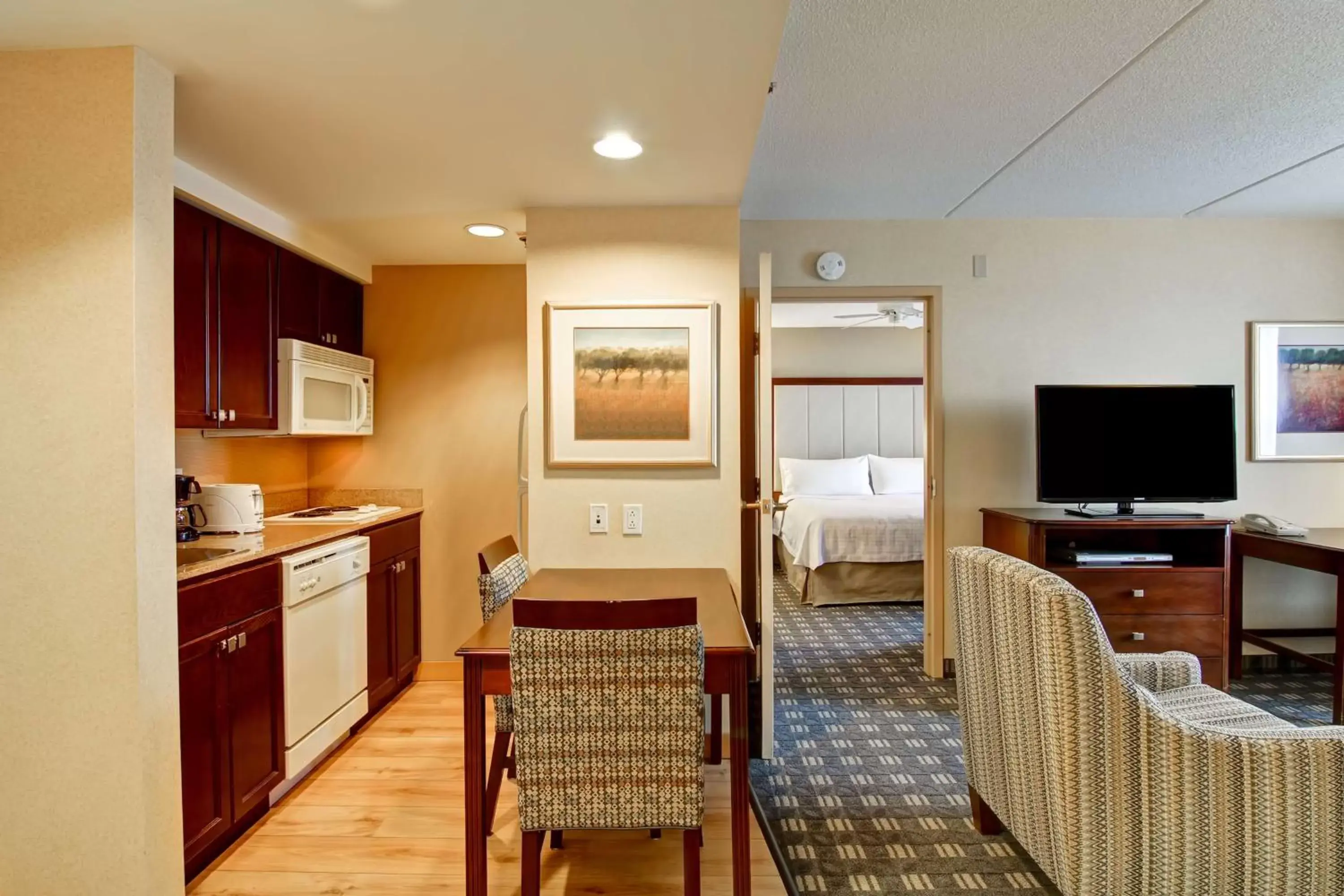 Living room, Kitchen/Kitchenette in Homewood Suites by Hilton Toronto-Mississauga