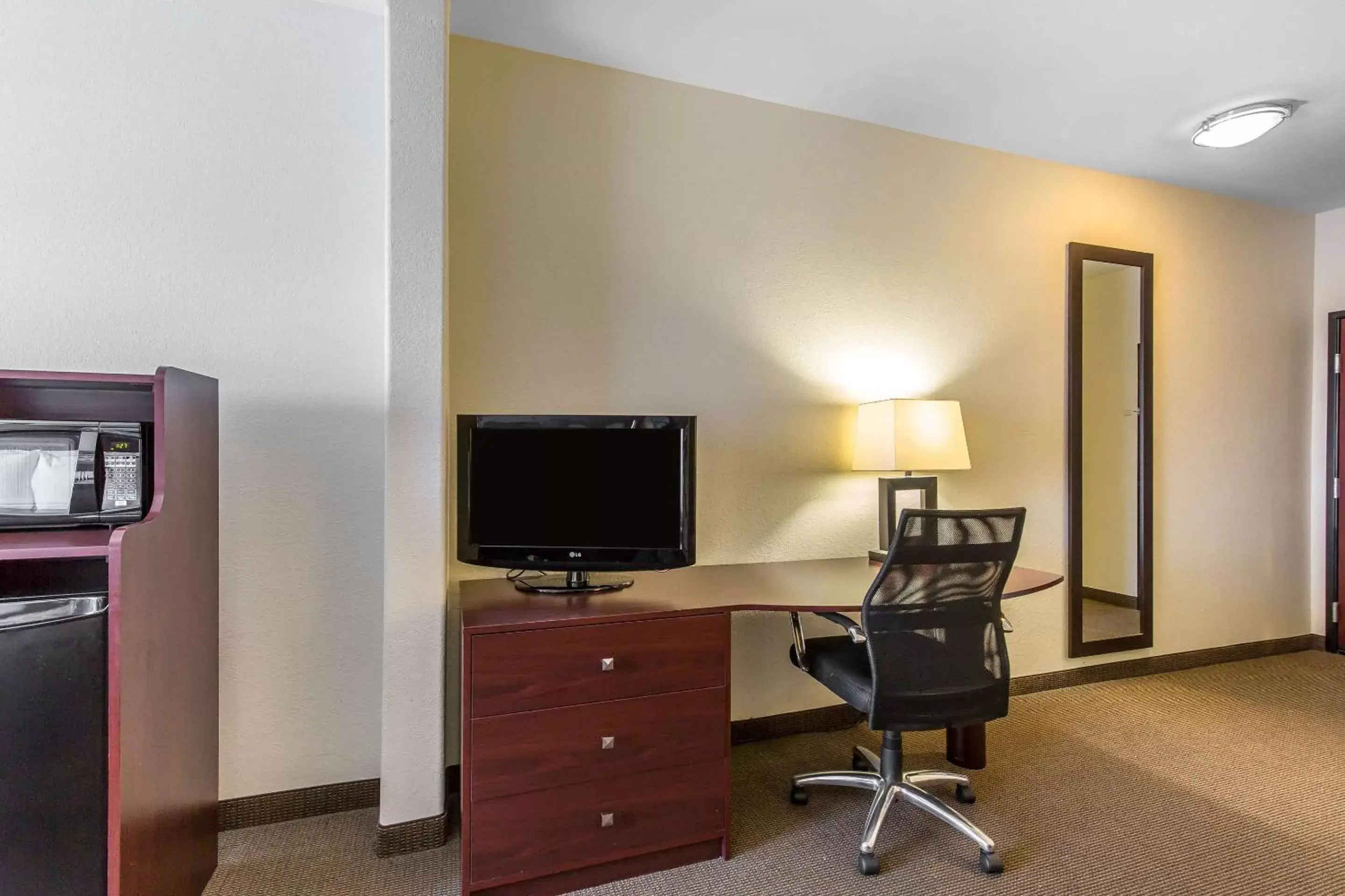 Photo of the whole room, TV/Entertainment Center in Sleep Inn & Suites Bush Intercontinental - IAH East