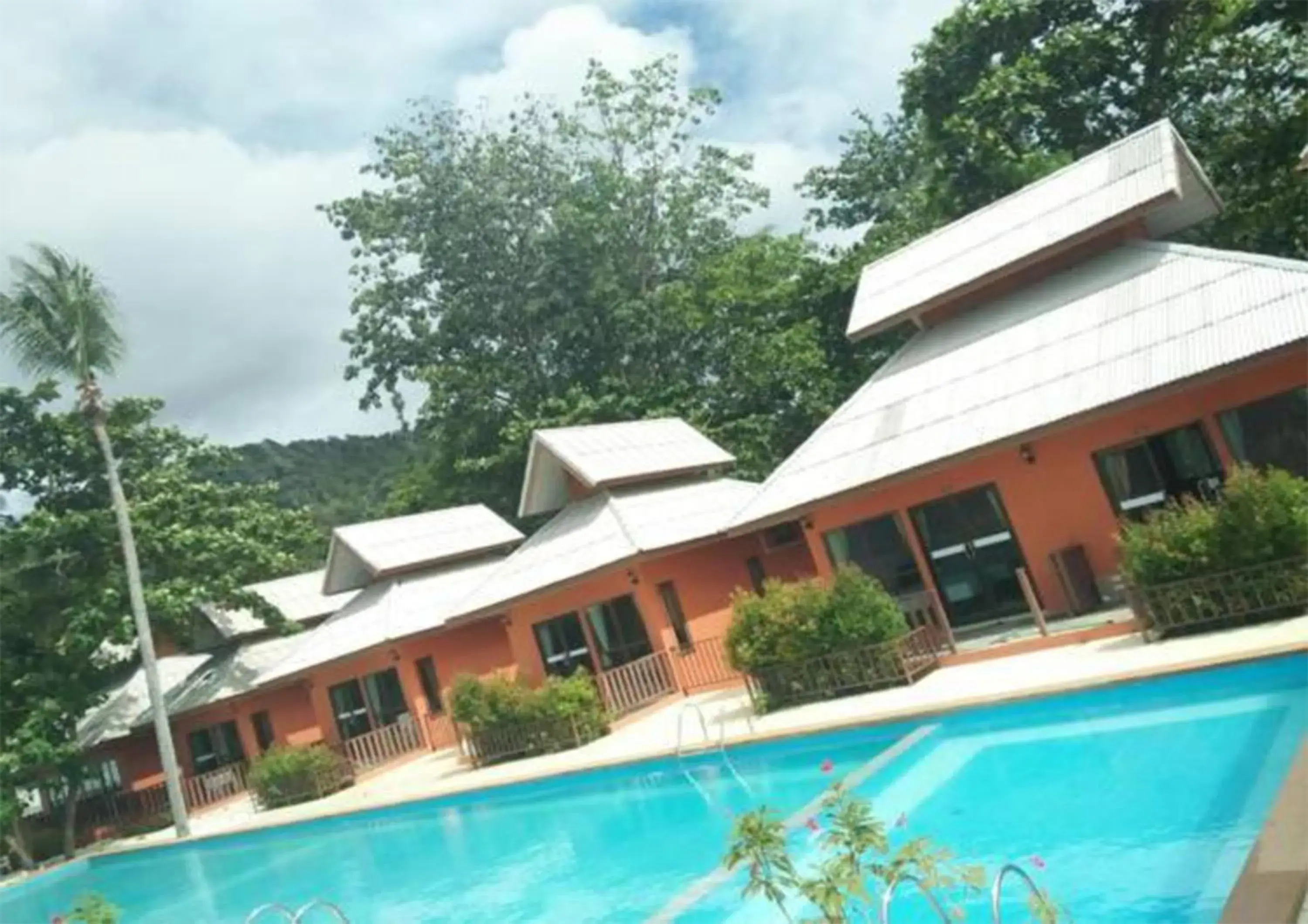 Swimming Pool in Lanta Cottage