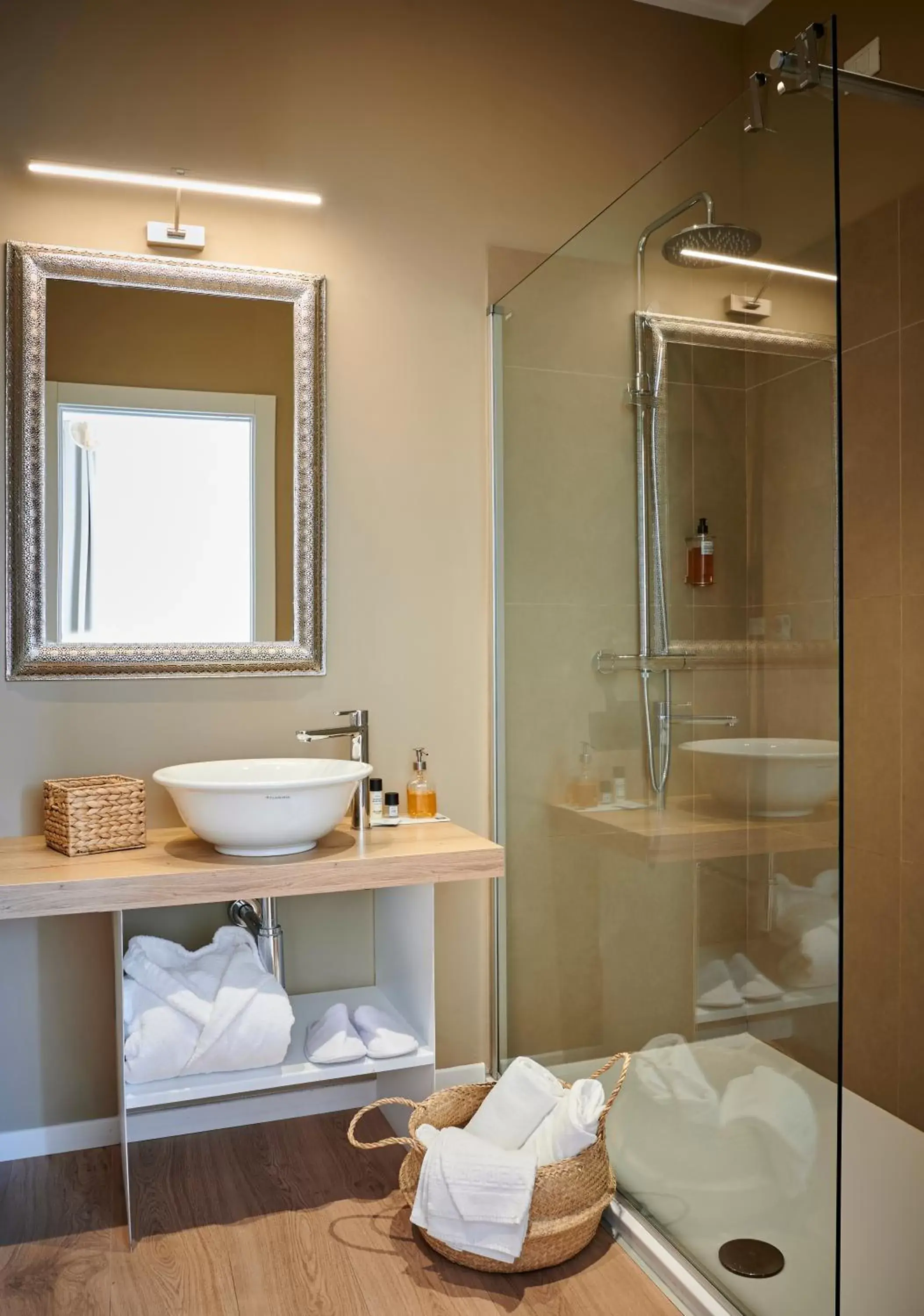 Bathroom in Lainez Rooms & Suites