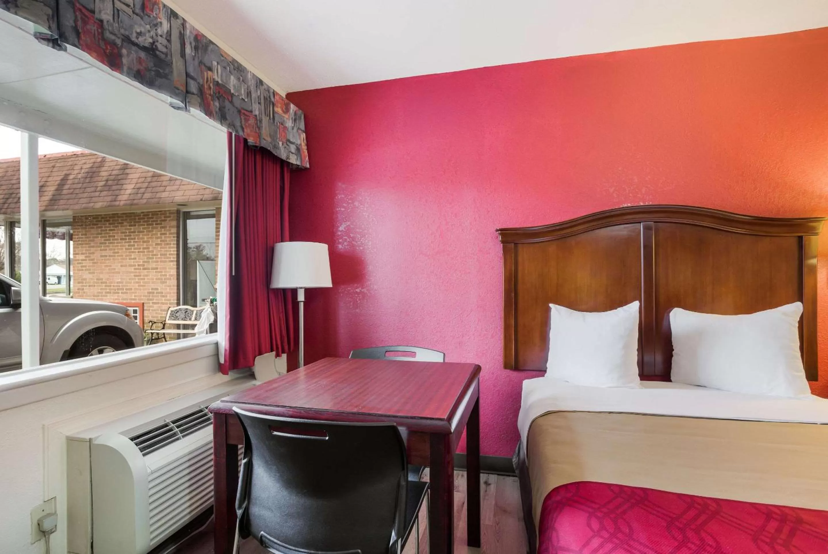 Photo of the whole room, Bed in Econo Lodge Williamsburg Historic Area