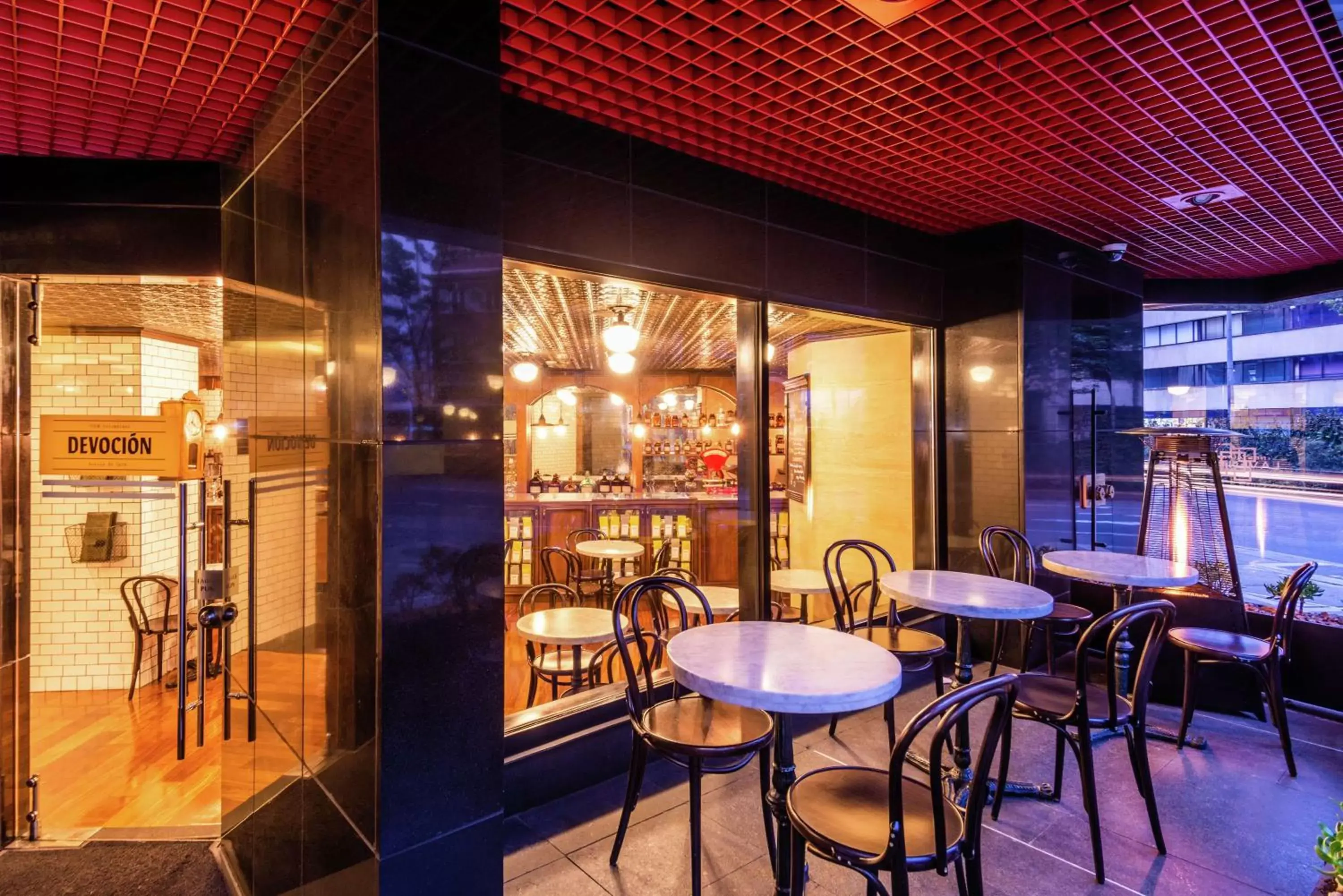 Dining area, Lounge/Bar in Hilton Bogotá