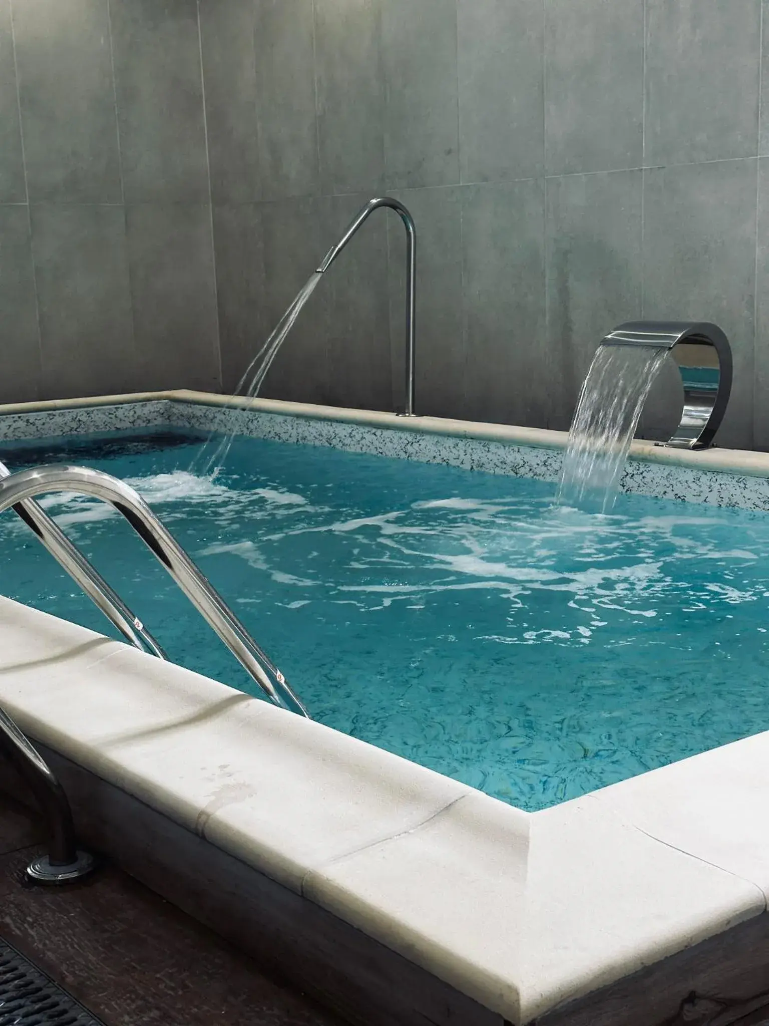 Hot Tub, Swimming Pool in Hotel Bulevard Predeal