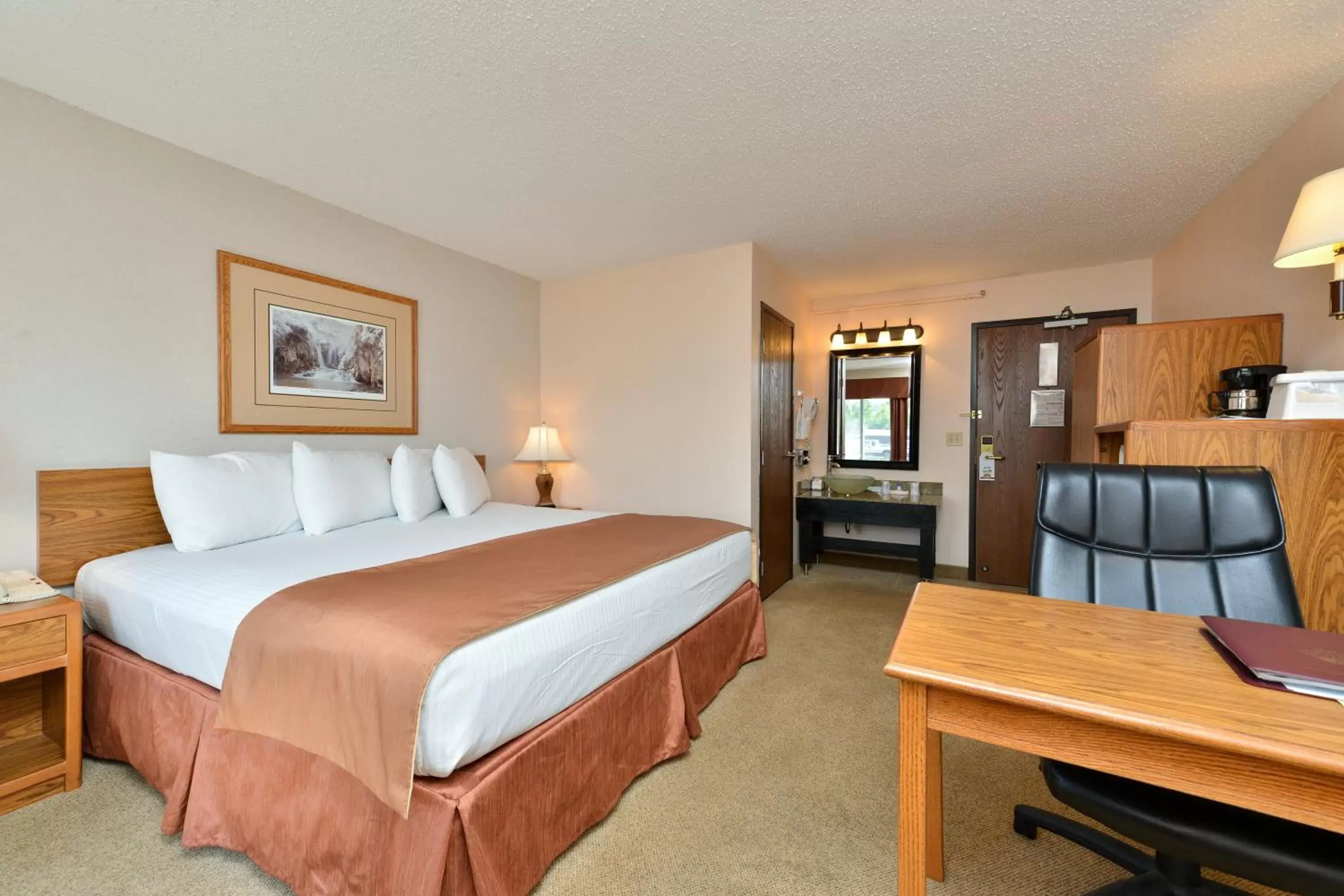 Bedroom, Bed in Super 8 by Wyndham Rapid City