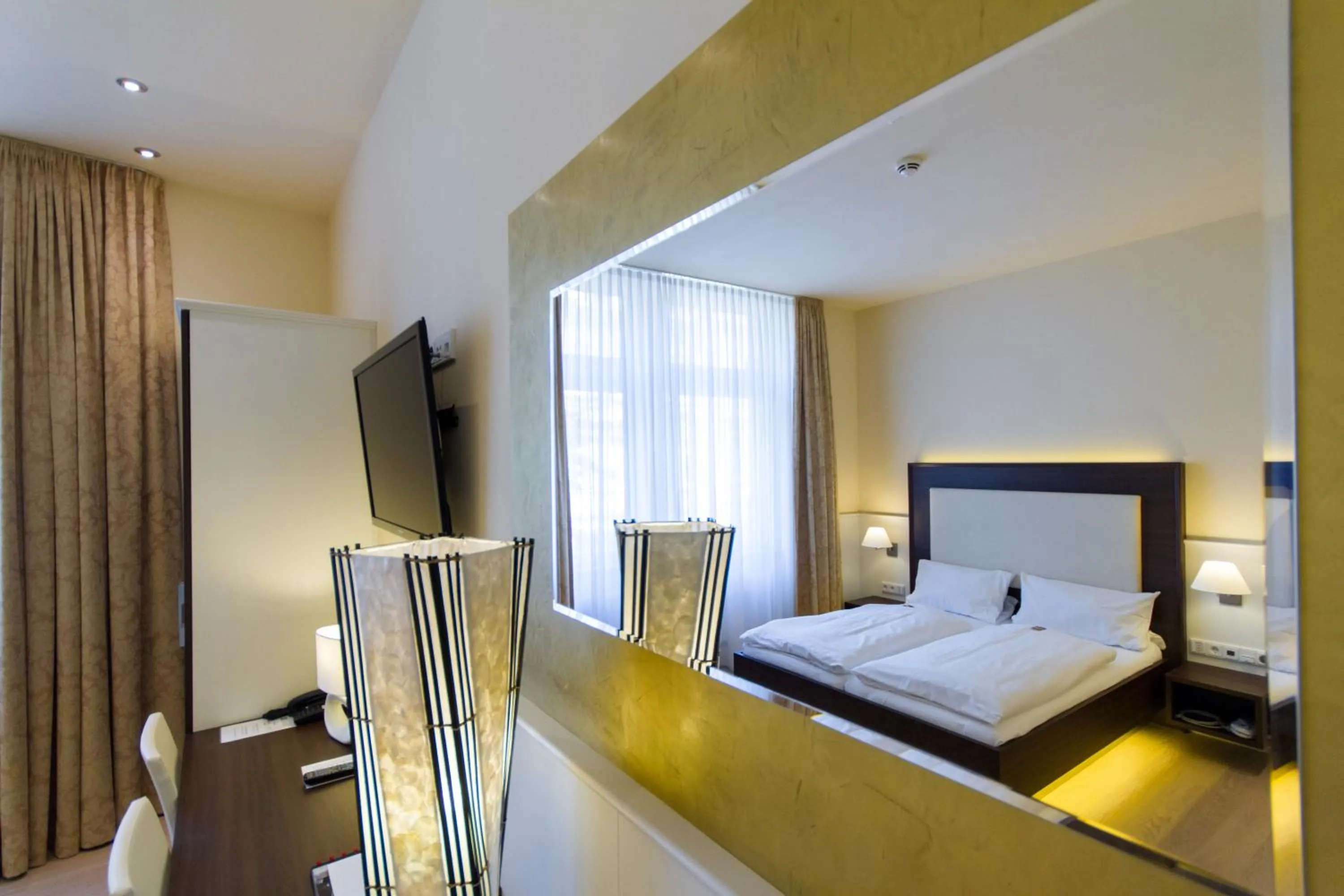 Photo of the whole room, Bed in The Heidelberg Exzellenz Hotel