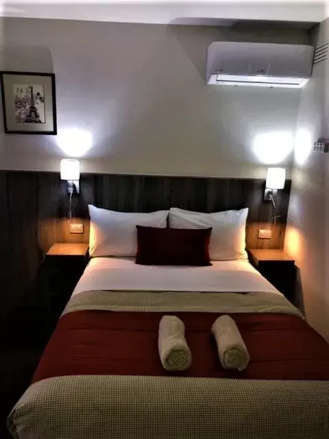 Bed in Bradman Motor Inn