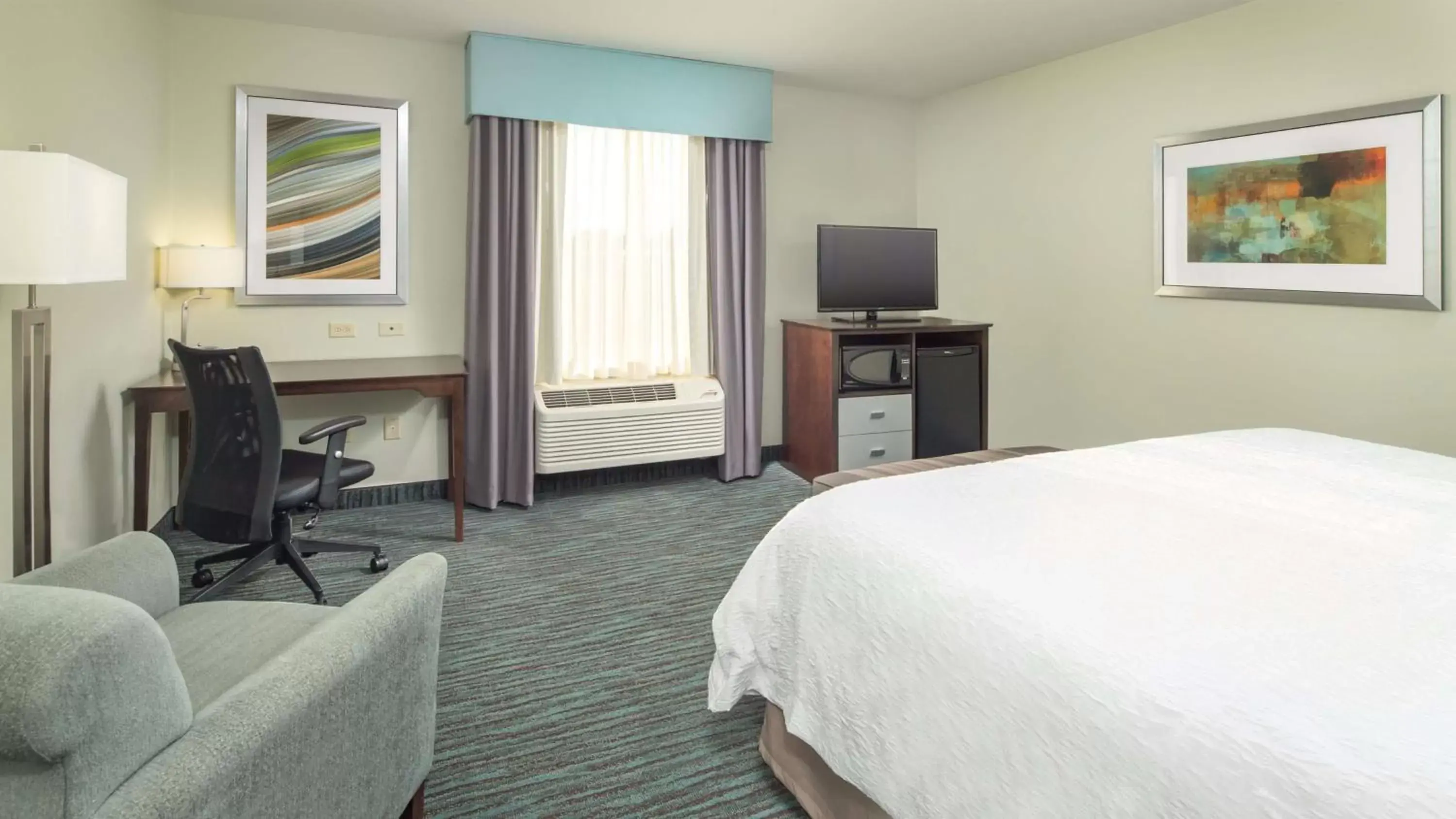 Bed, TV/Entertainment Center in Hampton Inn & Suites Schererville