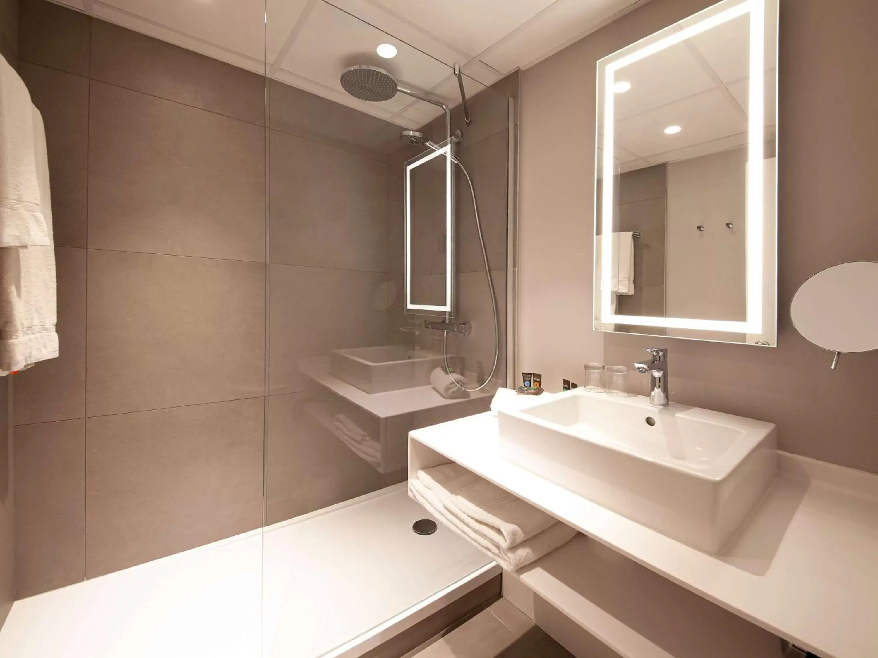 Photo of the whole room, Bathroom in Novotel Clermont-Ferrand