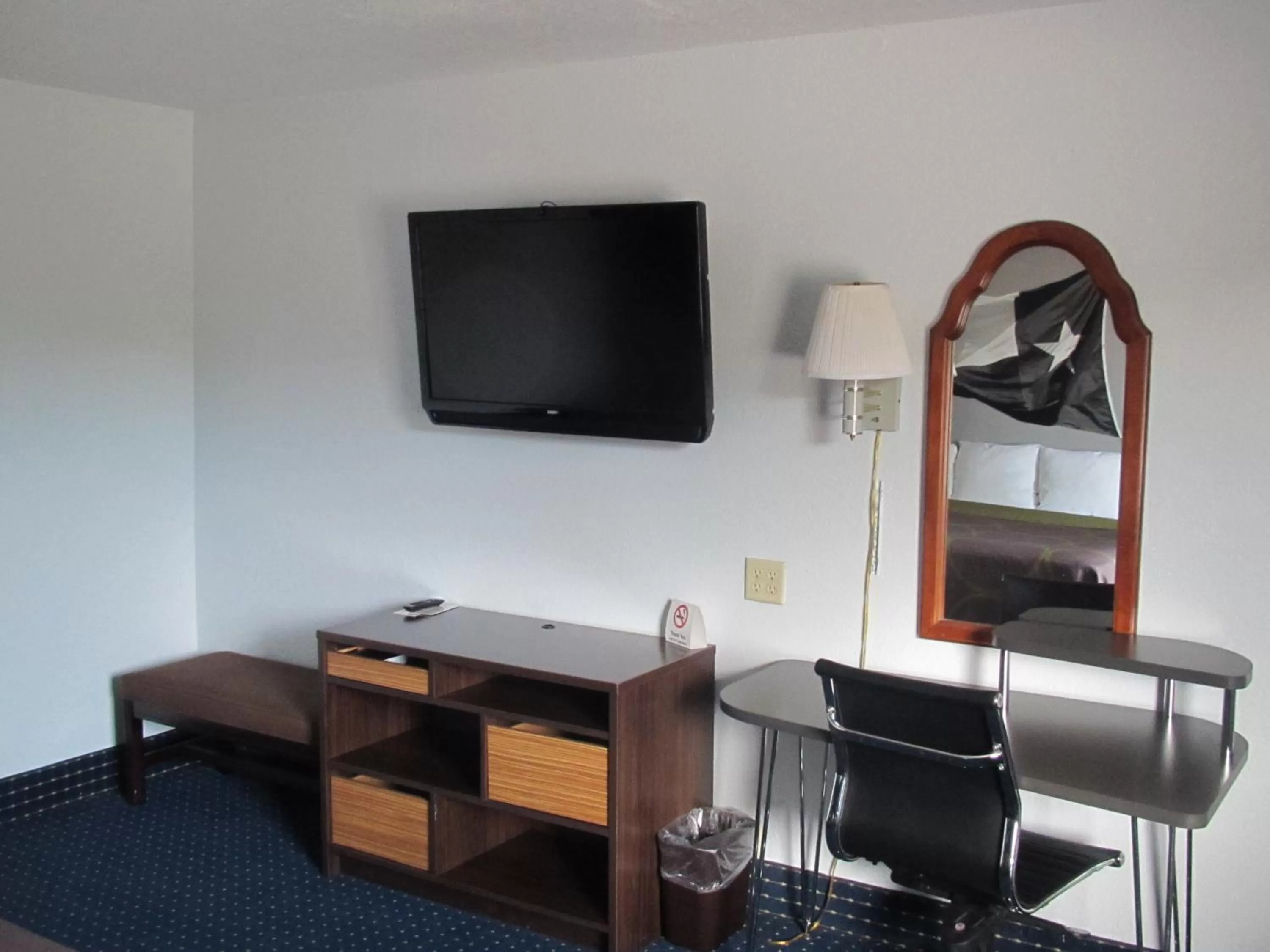 Communal lounge/ TV room, Bed in Super 8 by Wyndham Dumas TX