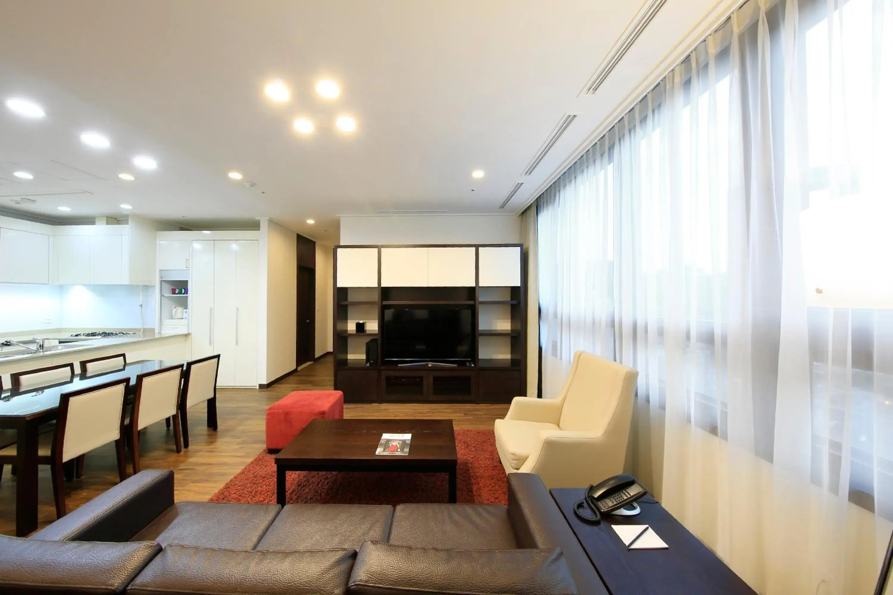 Communal lounge/ TV room, Seating Area in Orakai Insadong Suites