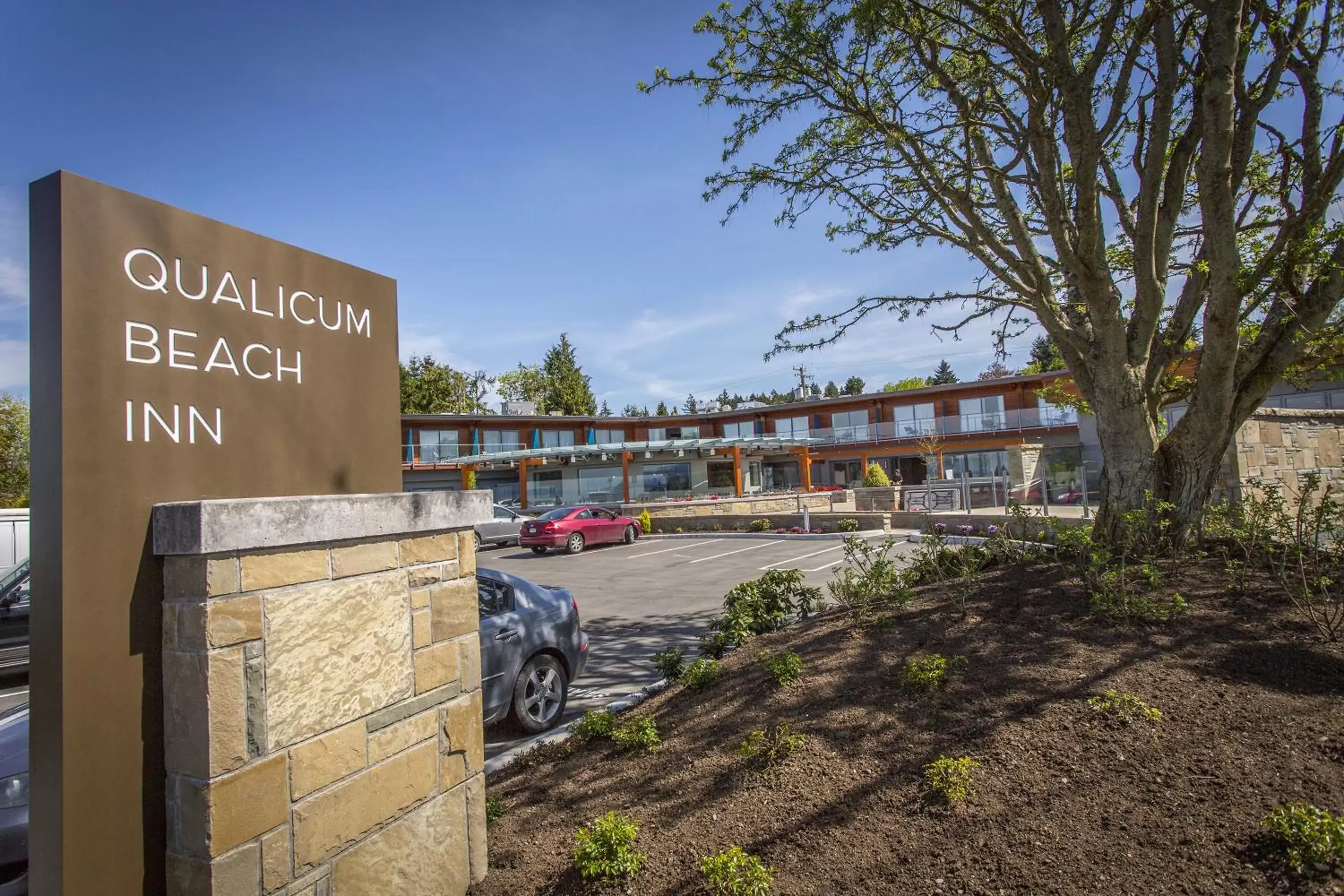 Facade/entrance, Property Building in Qualicum Beach Inn