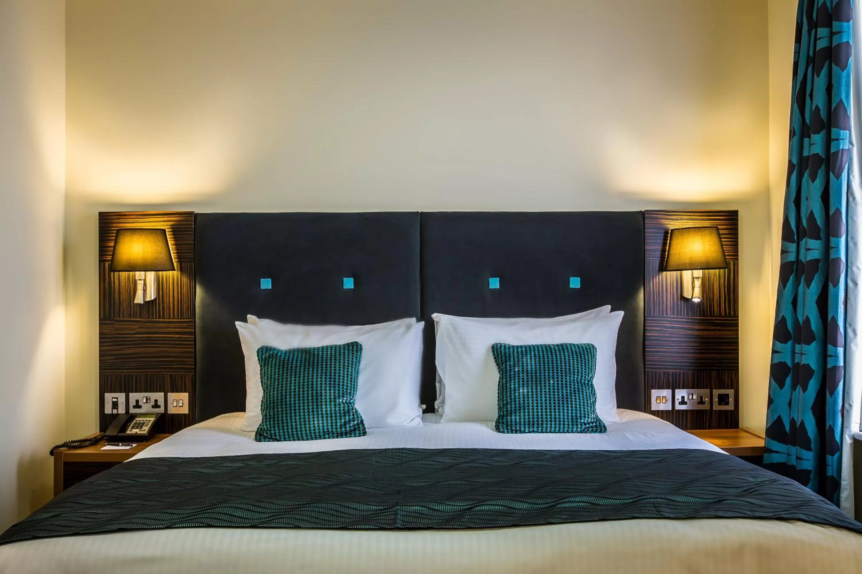 Photo of the whole room, Bed in Holiday Inn London Kensington High St. by IHG