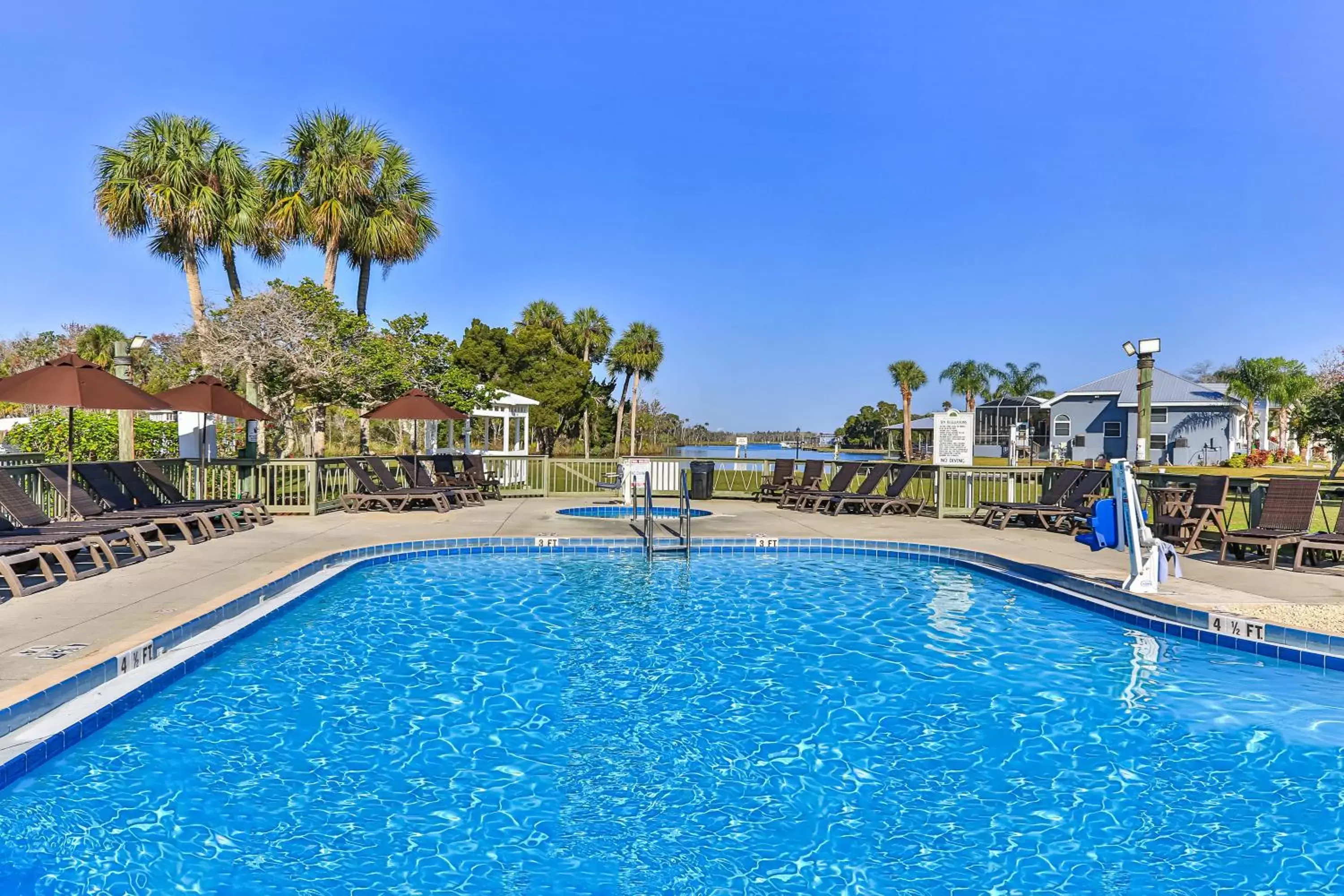 Swimming Pool in Plantation Resort on Crystal River, Ascend Hotel Collection