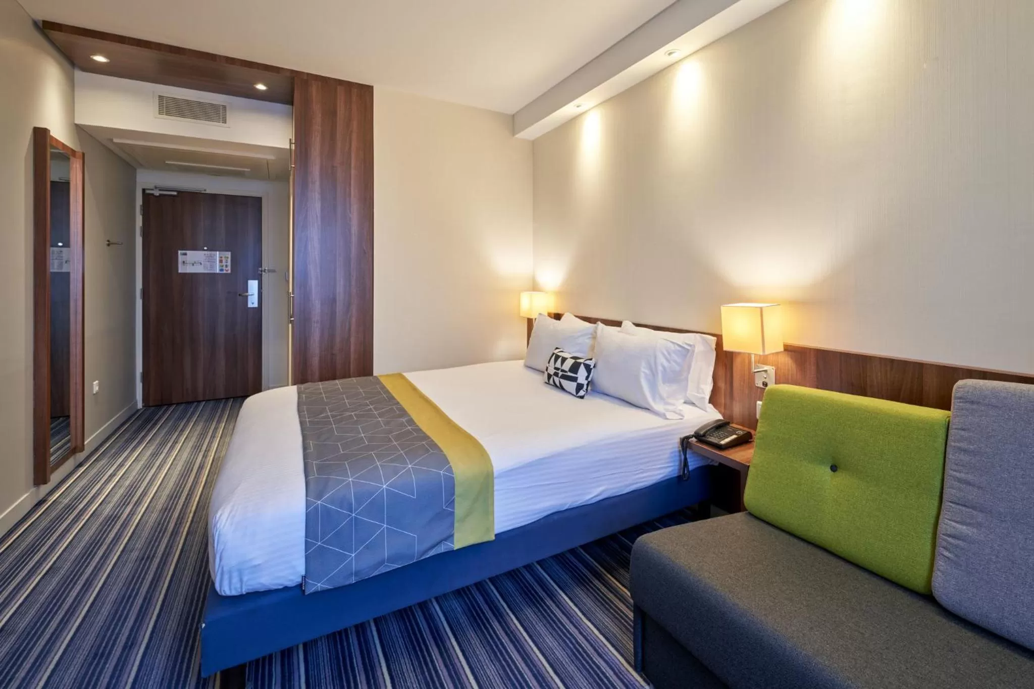 Photo of the whole room, Bed in Holiday Inn Express Strasbourg Centre by IHG