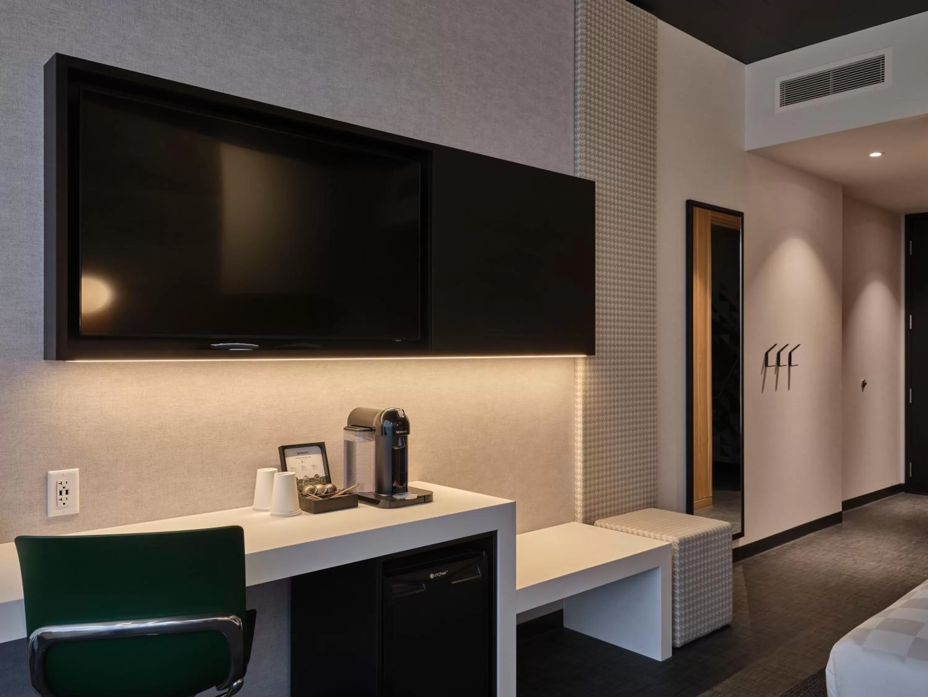 Coffee/tea facilities in Alt Hotel Calgary University District