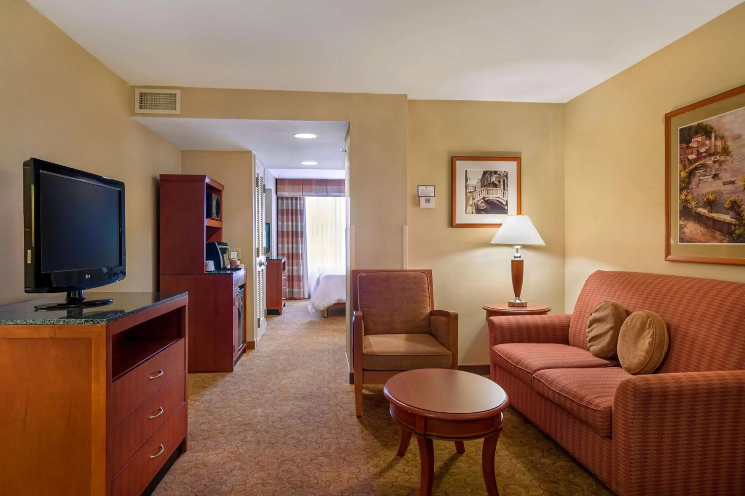 Living room, Seating Area in Hilton Garden Inn Cleveland East / Mayfield Village