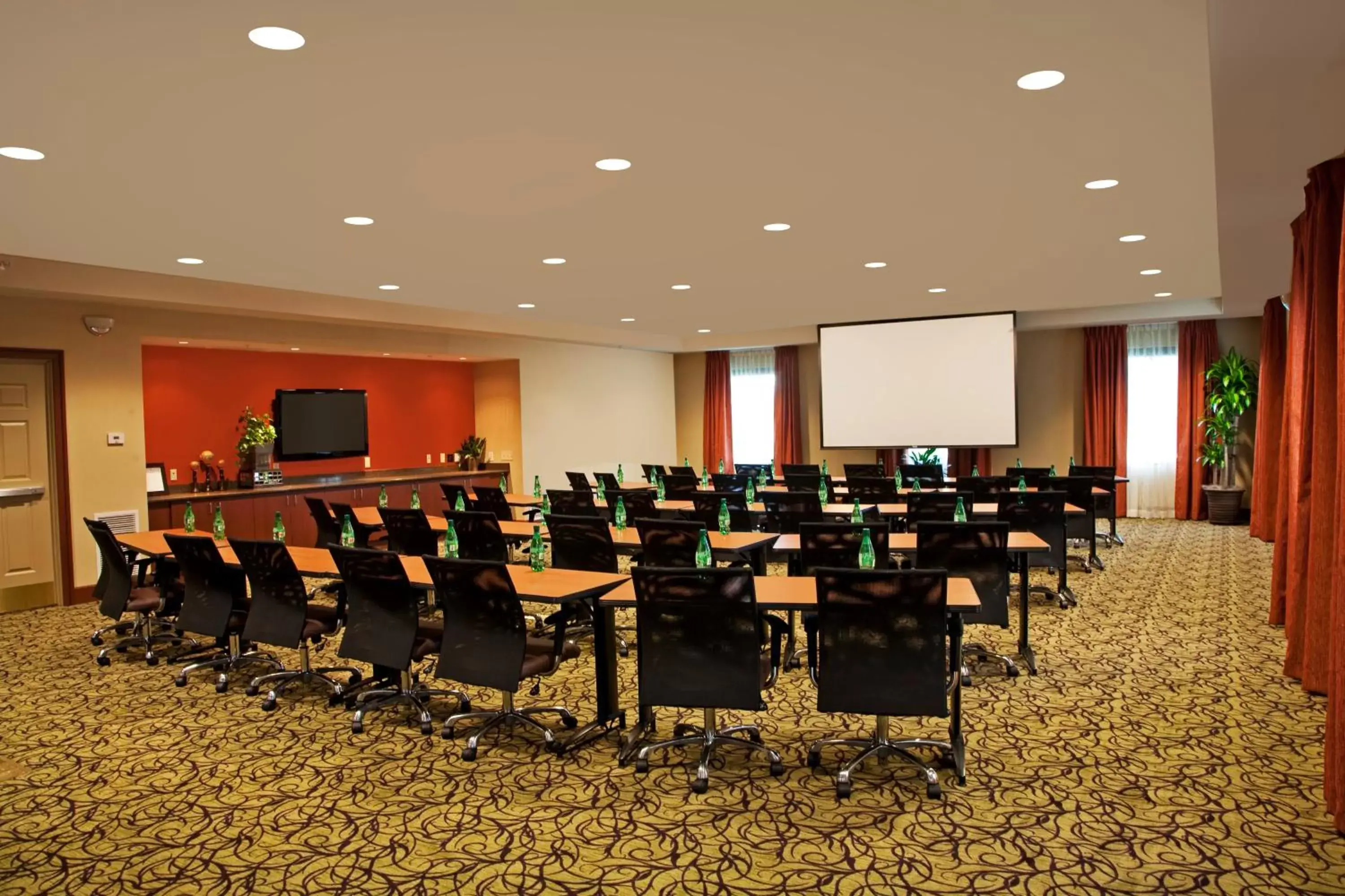Meeting/conference room in Staybridge Suites Chantilly Dulles Airport, an IHG Hotel