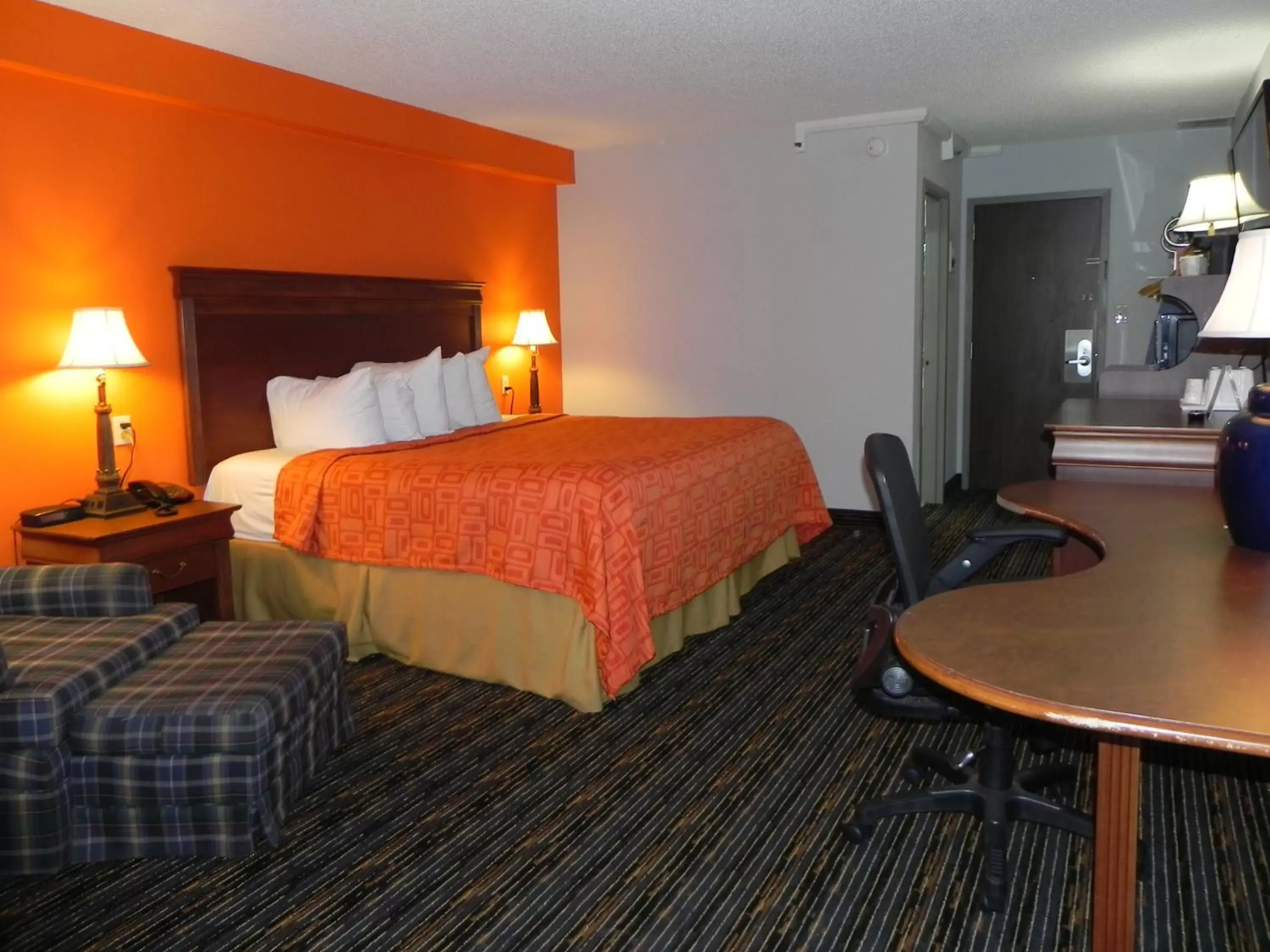 Bed in Howard Johnson by Wyndham Lexington