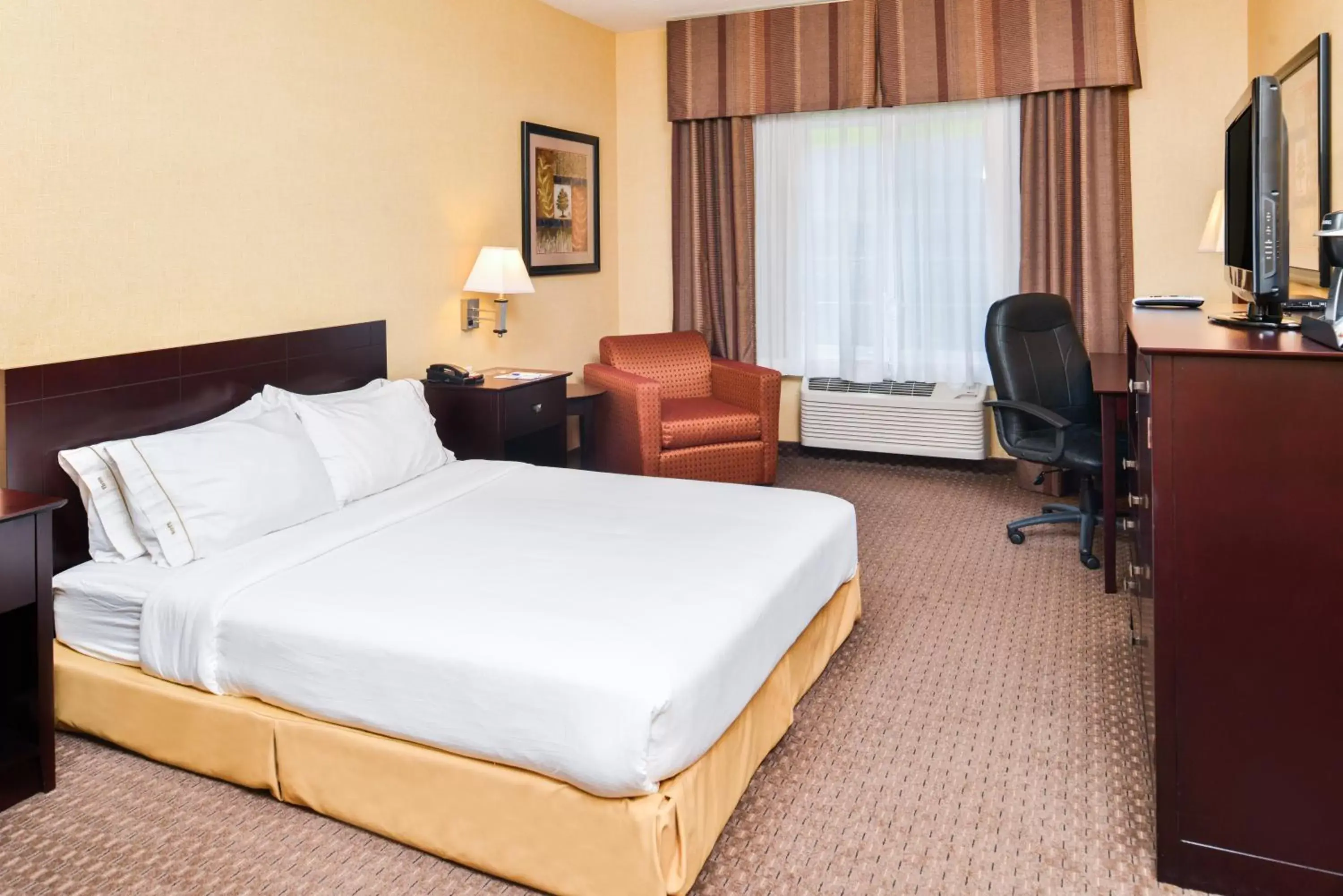 Bed in Holiday Inn Express Hotel & Suites Portland - Jantzen Beach, an IHG Hotel