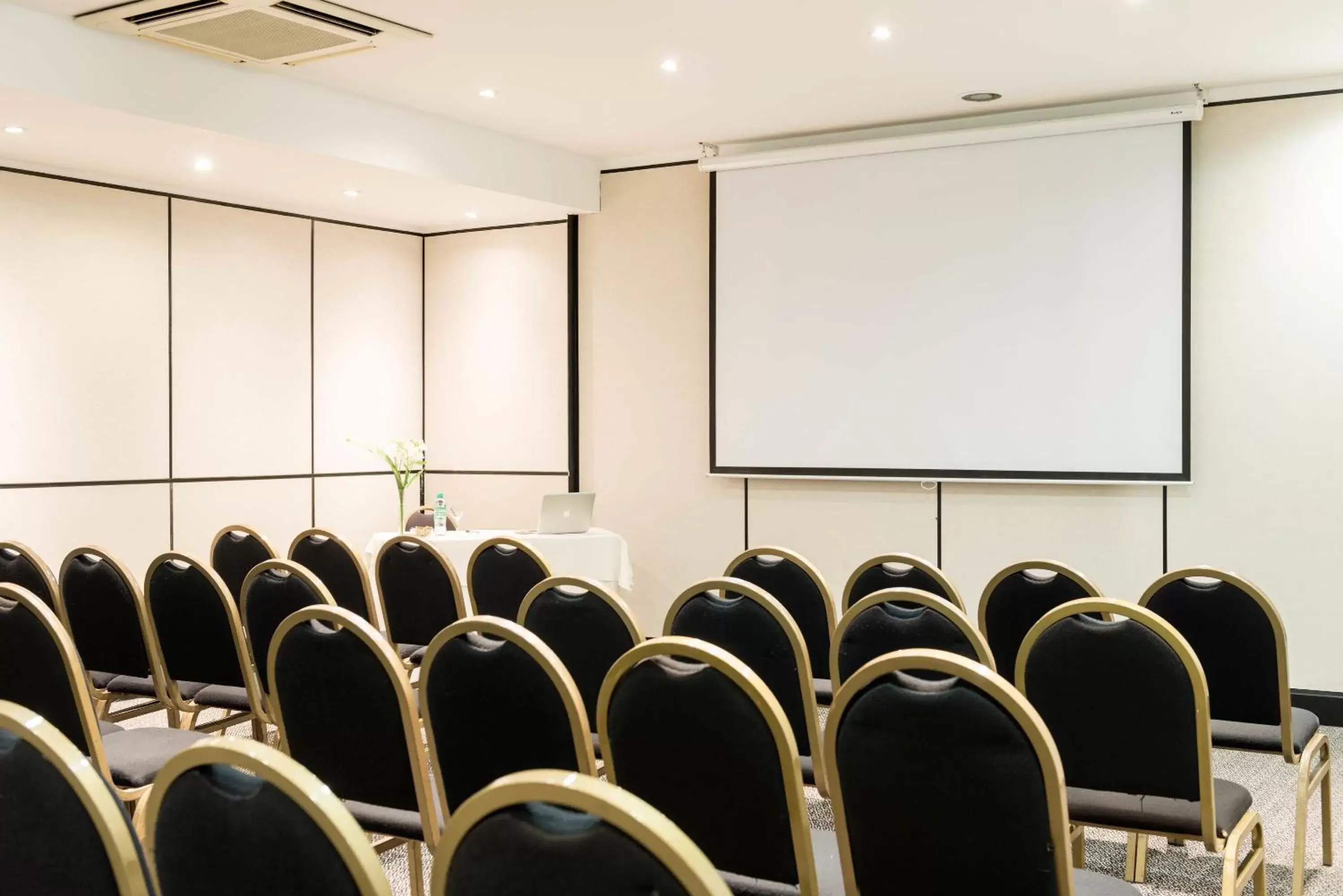 Meeting/conference room in Loi Suites Recoleta Hotel