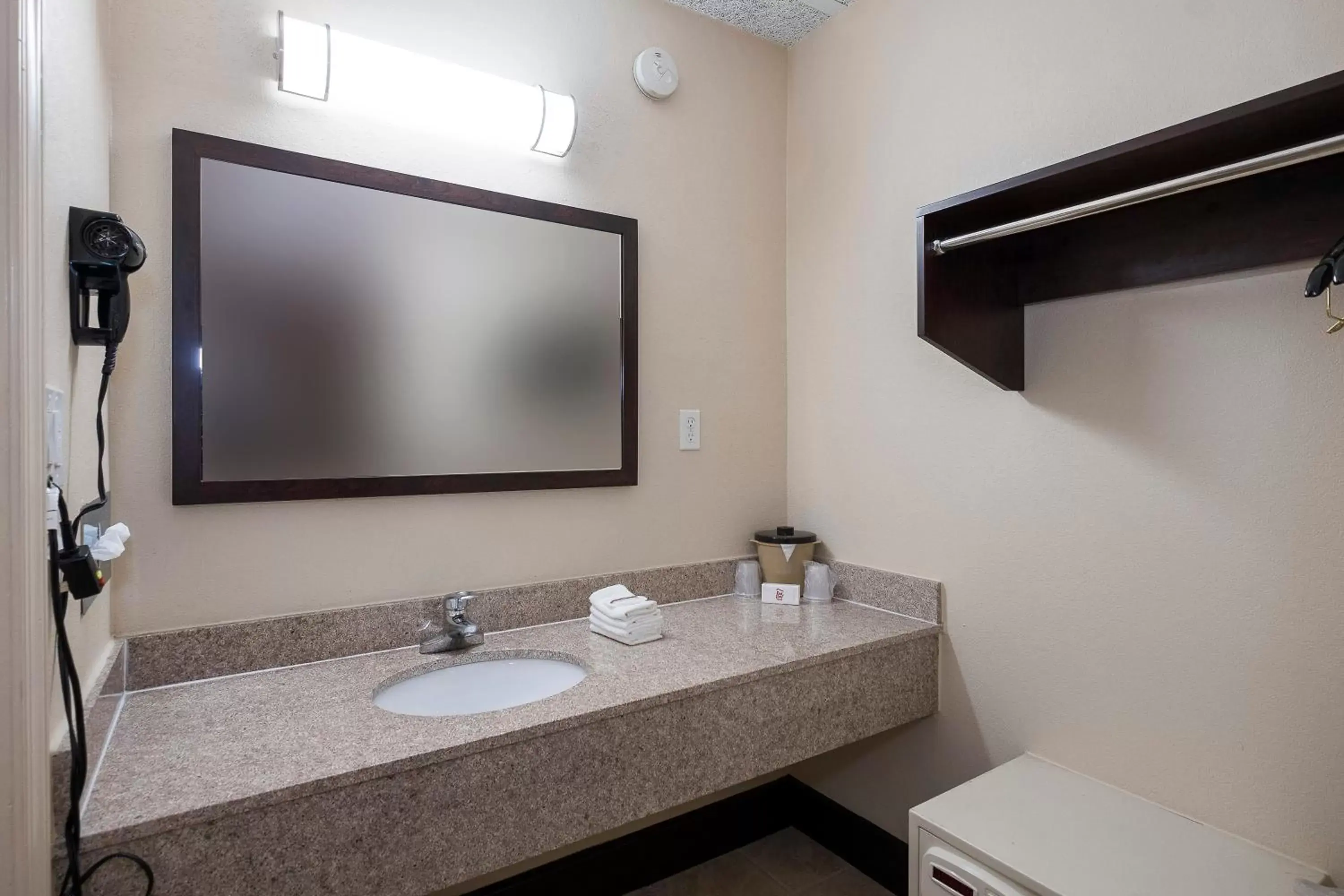 Bathroom in Red Roof Inn Fredericksburg North