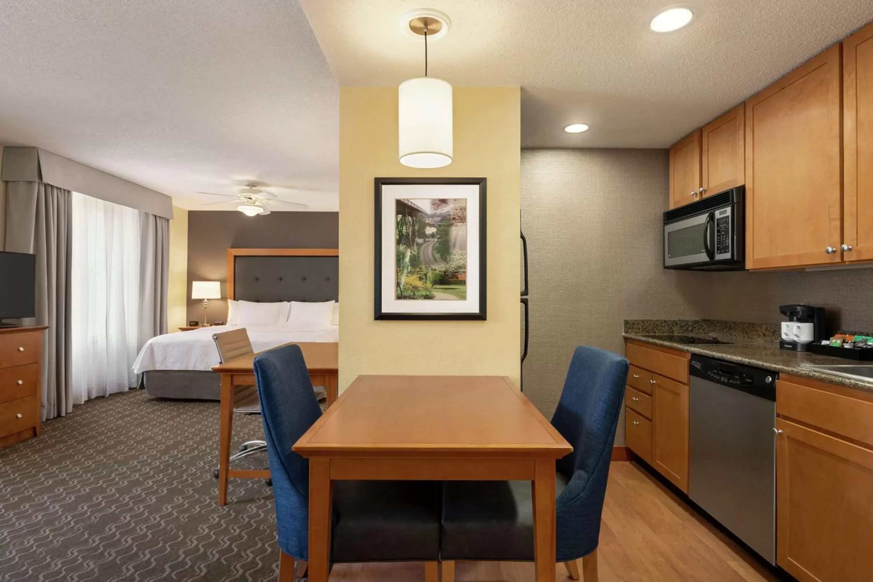 Bedroom, Dining Area in Homewood Suites by Hilton Allentown-Bethlehem Airport