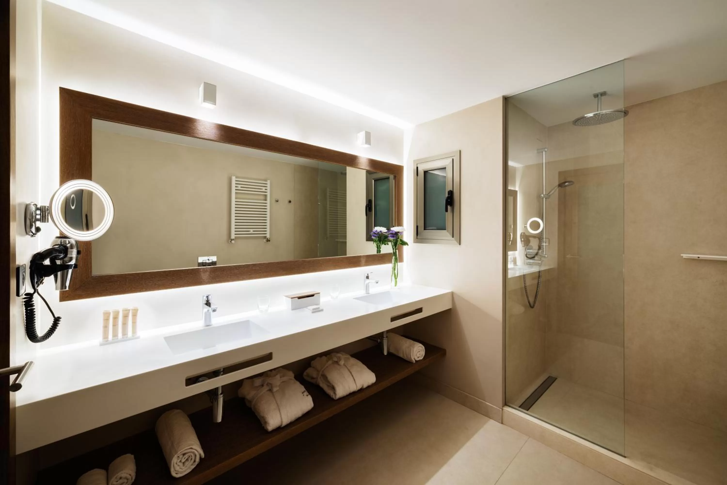 Bathroom in Lamaro Hotel