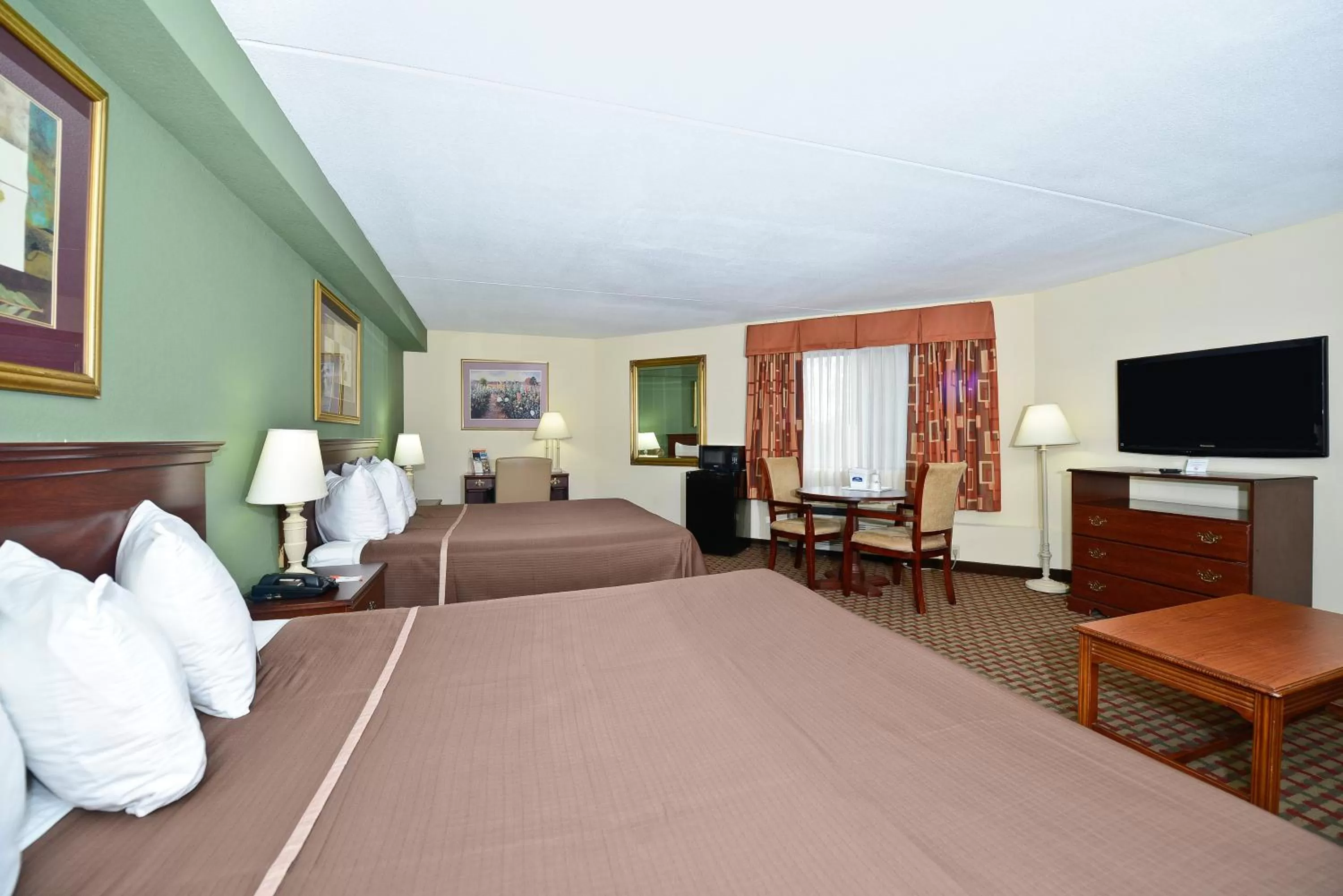 Bed in Howard Johnson by Wyndham Newark Airport
