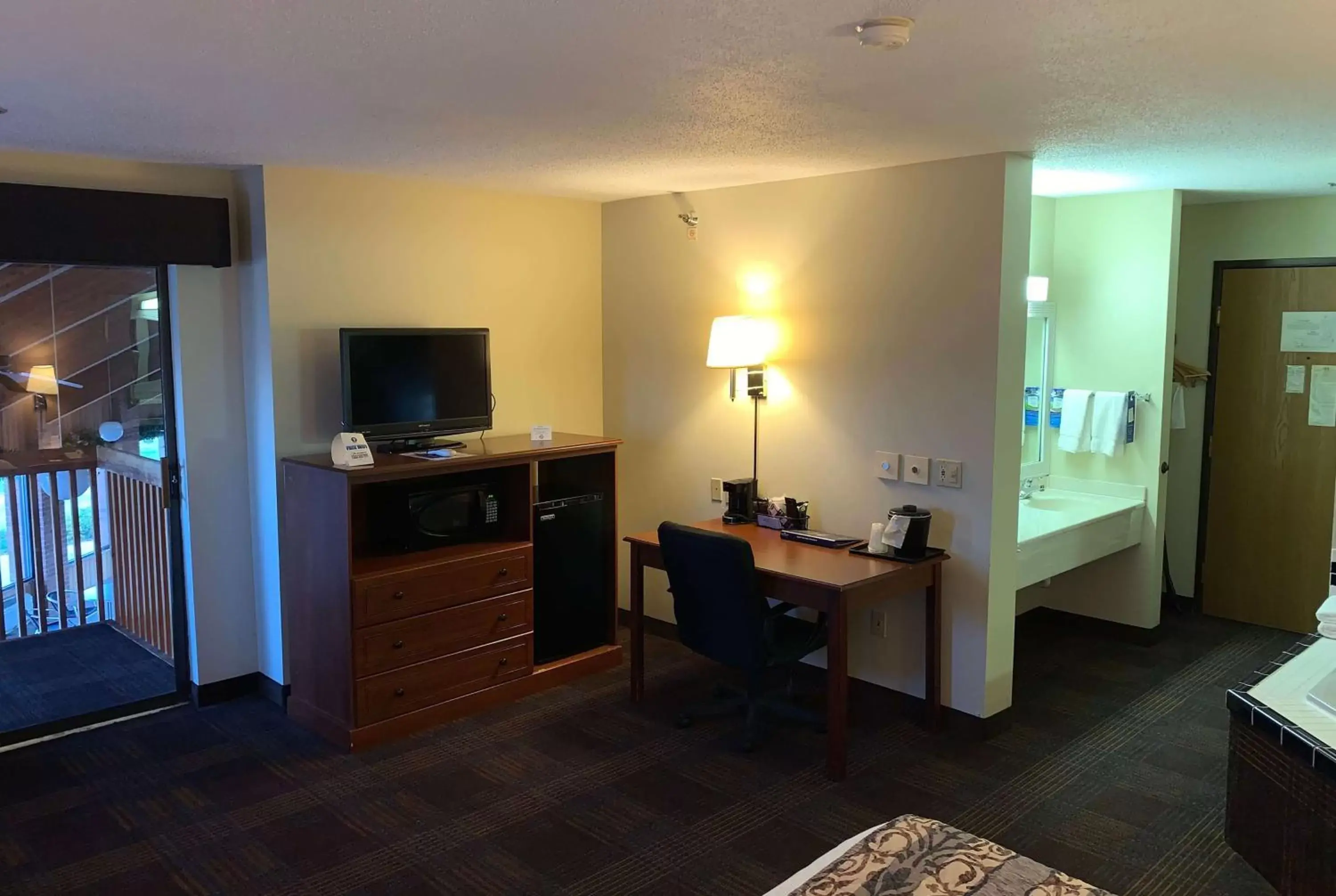 Photo of the whole room, TV/Entertainment Center in Baymont by Wyndham LeMars