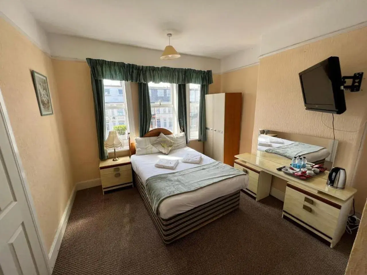 Photo of the whole room in OYO Belvedere Guest House, Great Yarmouth