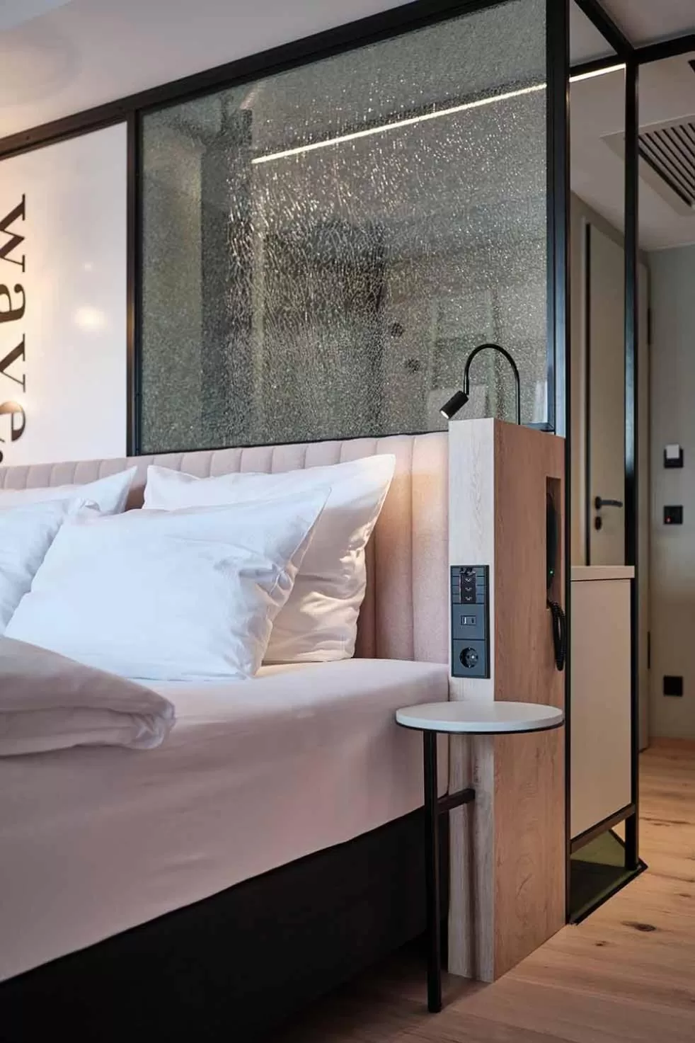 Photo of the whole room, Bed in The Flamingo