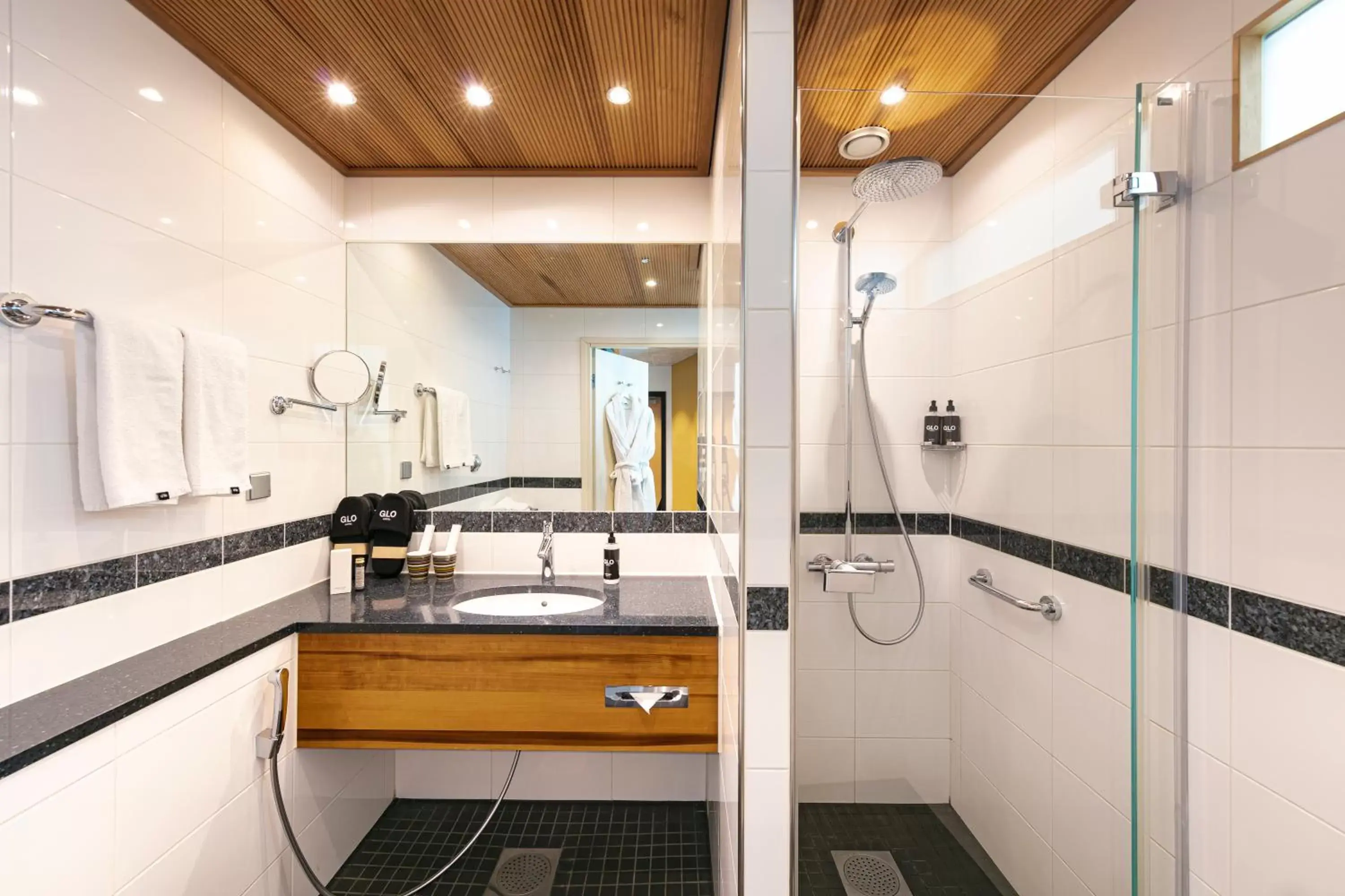 Shower, Bathroom in GLO Hotel Sello