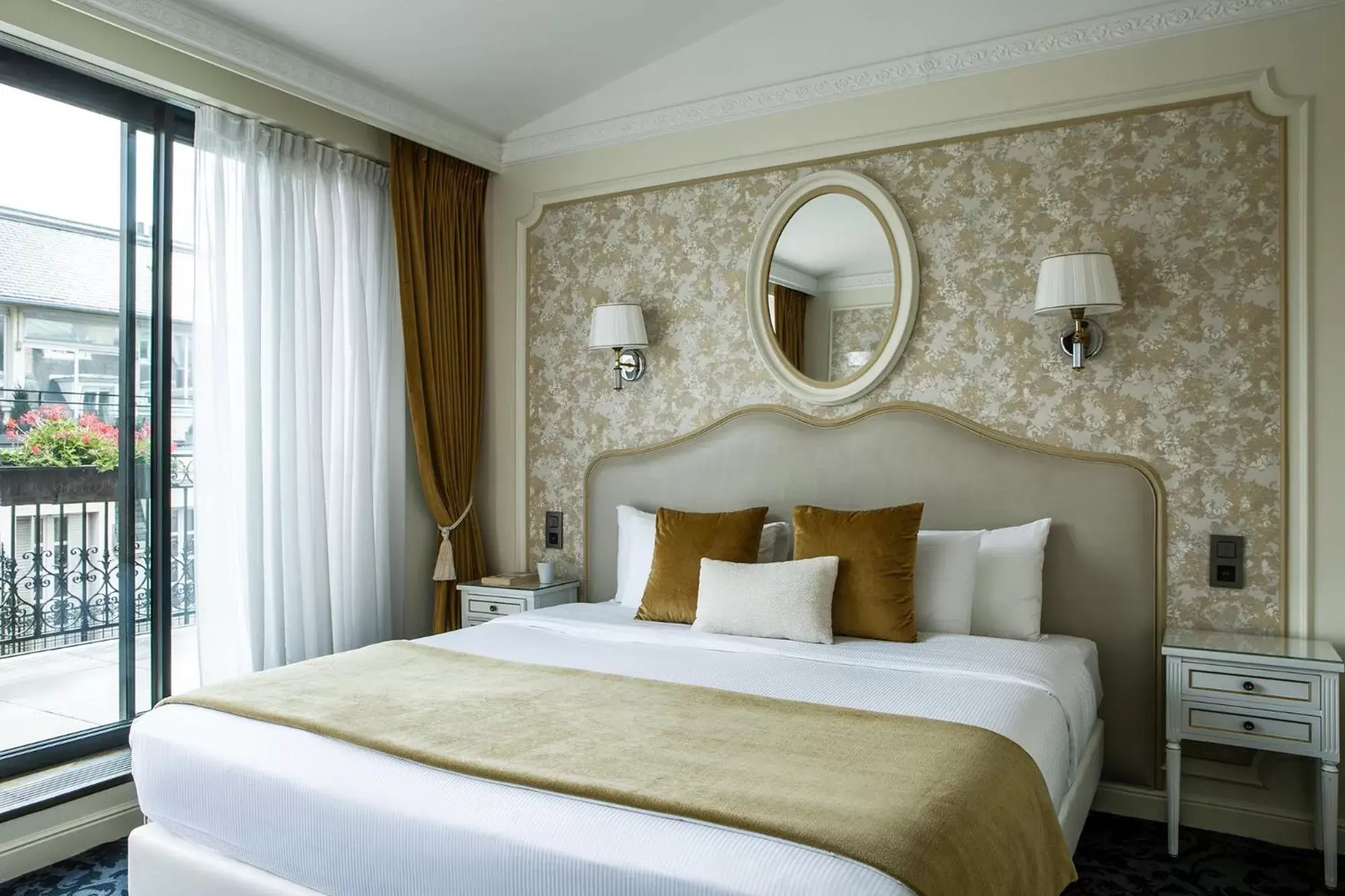 Bed in Hôtel Saint-Pétersbourg Opéra & Spa