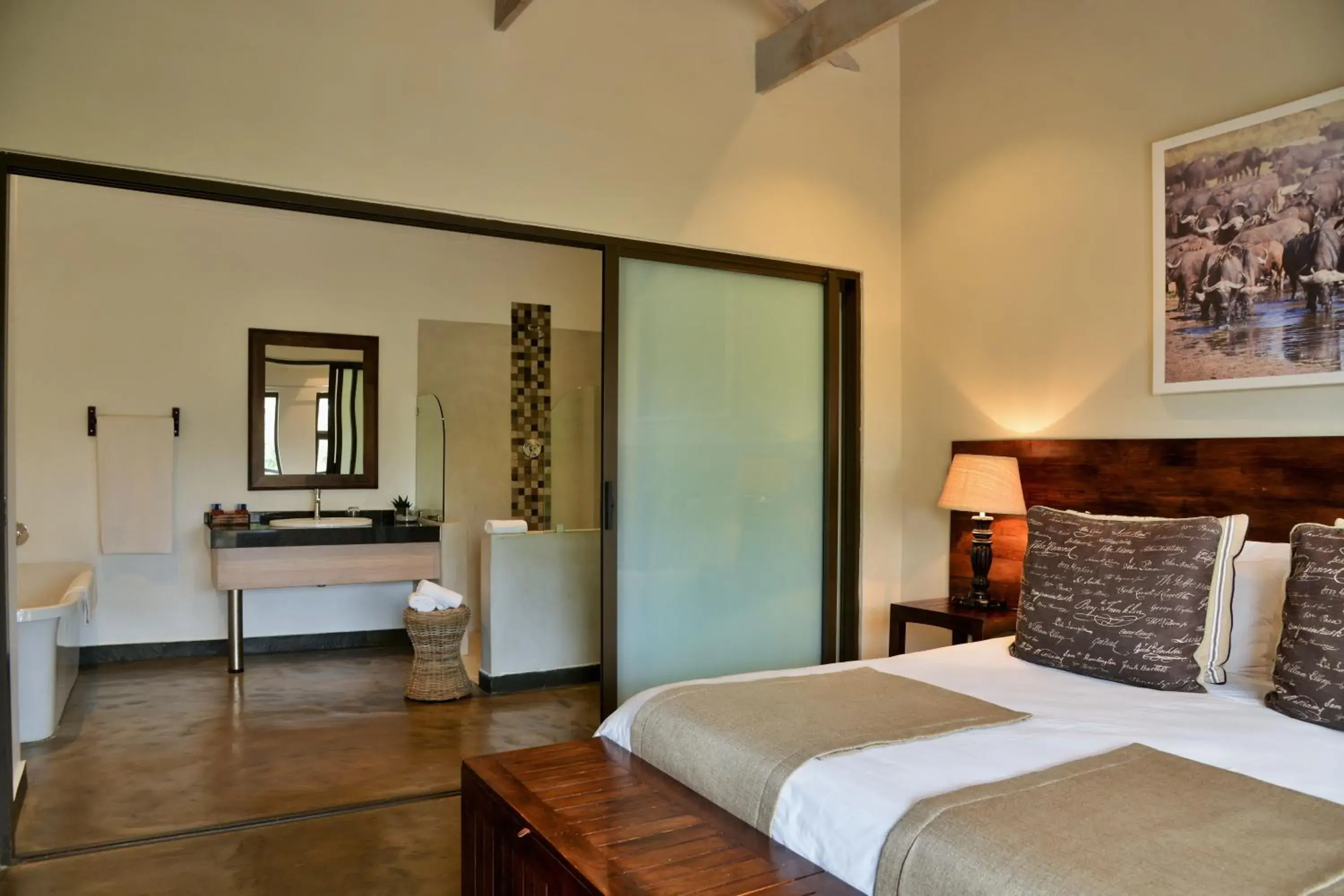 Bathroom, Bed in Bushveld Terrace - Hotel on Kruger