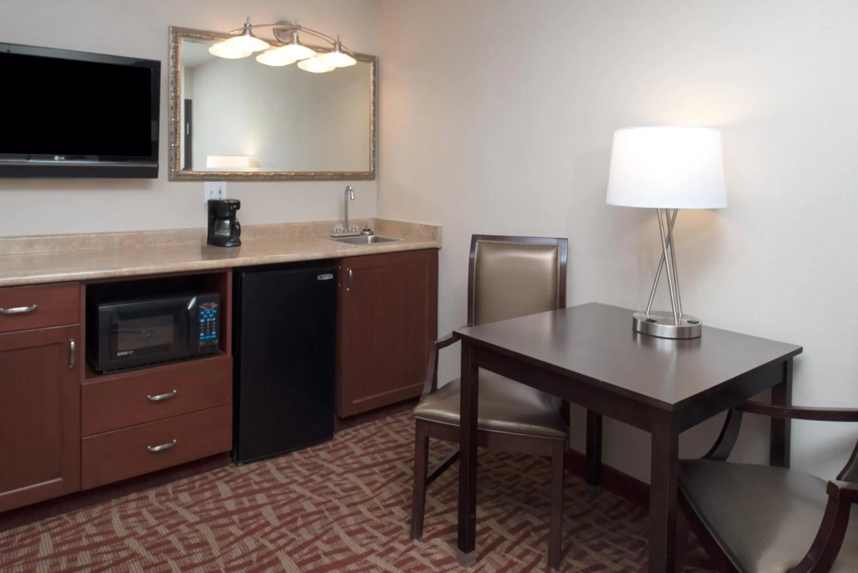 Bedroom, TV/Entertainment Center in Holiday Inn Express Spokane-Valley, an IHG Hotel