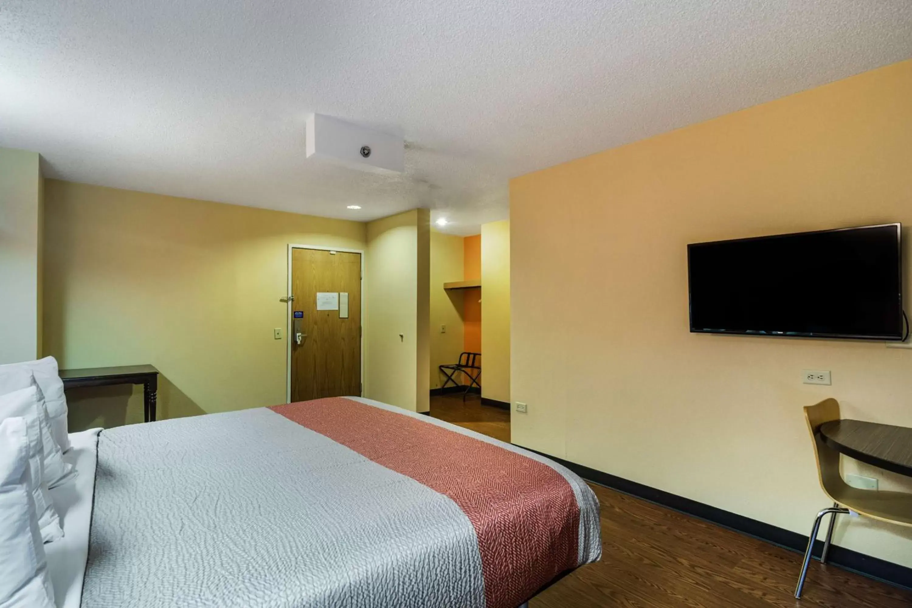 TV and multimedia, Bed in Motel 6-Libertyville, IL